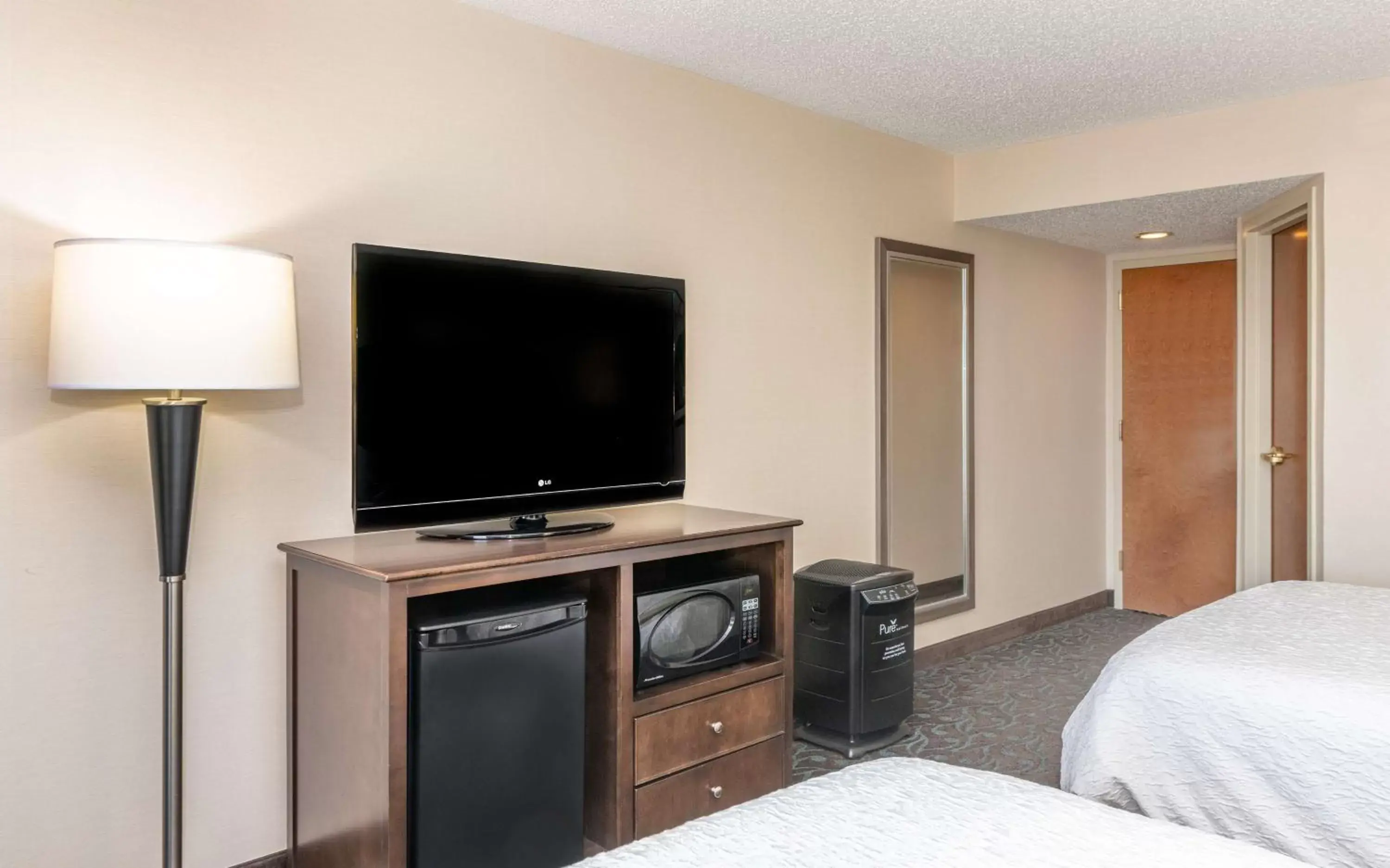 Bedroom, TV/Entertainment Center in Hampton Inn Evansville