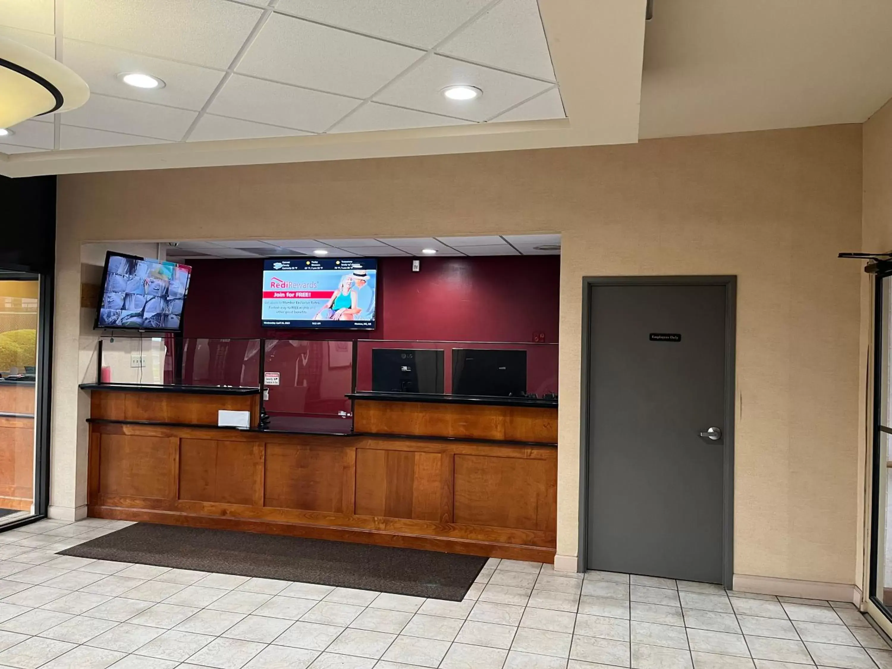 Lobby or reception, TV/Entertainment Center in Red Roof Inn & Suites Monroe, NC