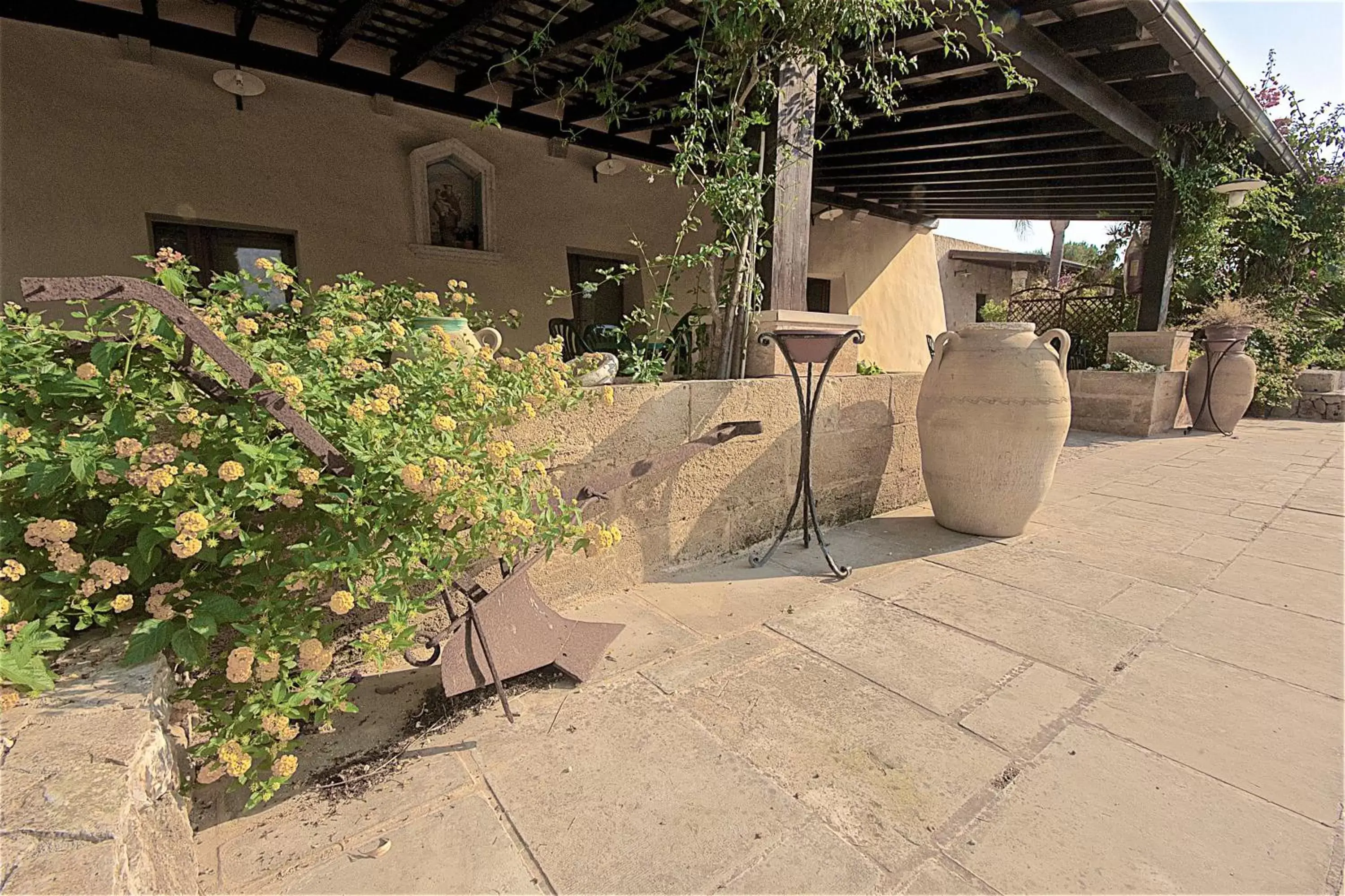 Patio, Property Building in Hotel Masseria Le Pajare