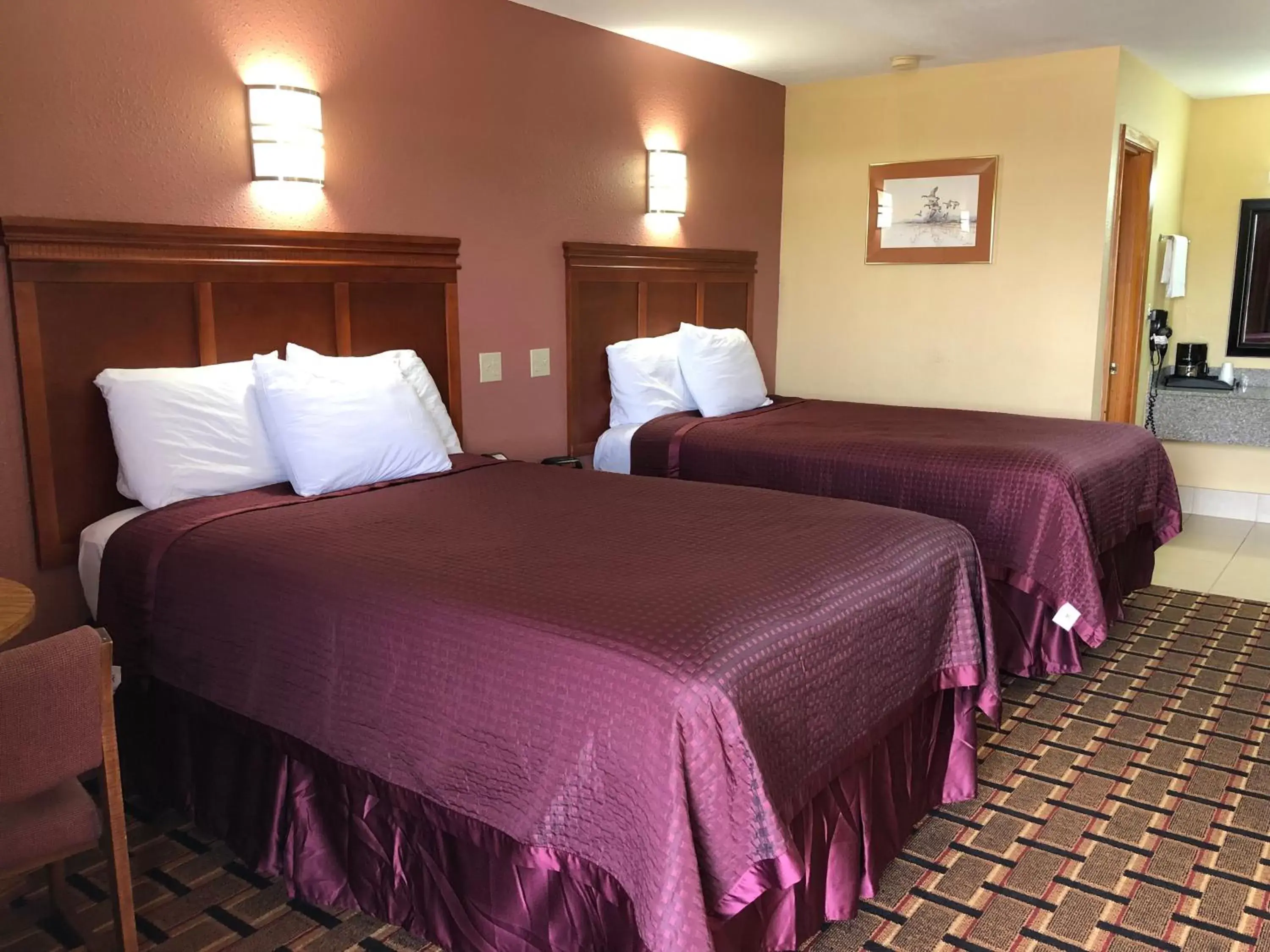 Bed in Americas Best Value Inn-Indianola