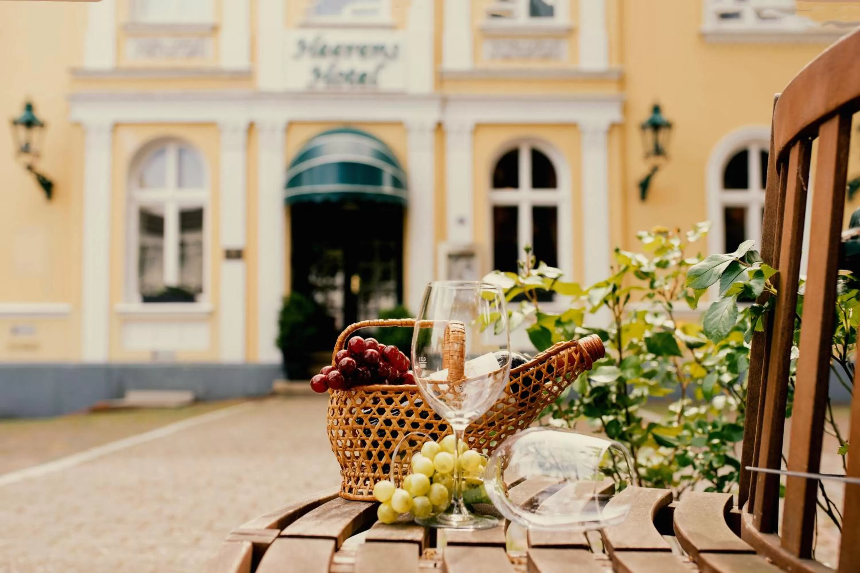 Facade/entrance in Heerens Hotel