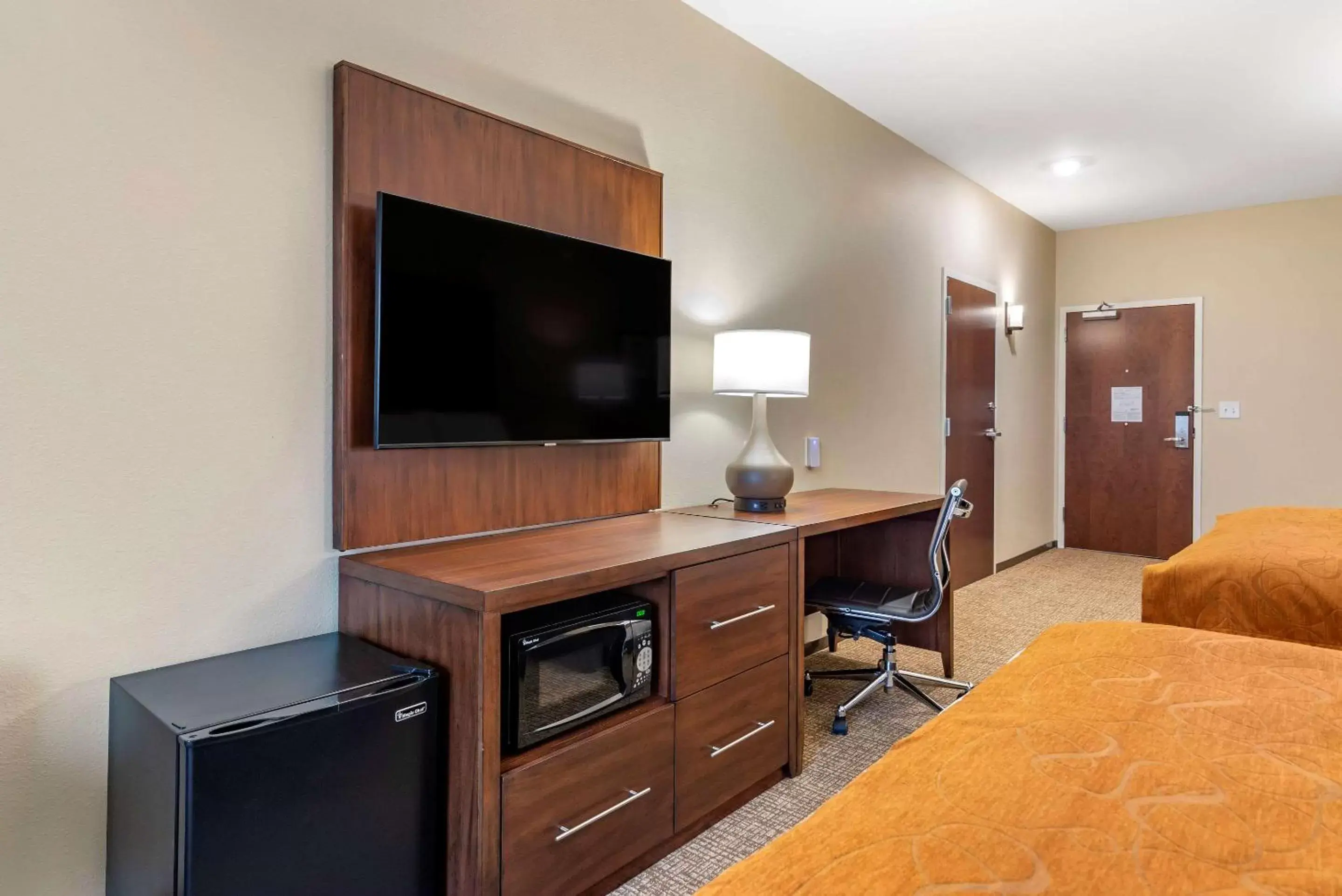 Photo of the whole room, TV/Entertainment Center in Comfort Suites