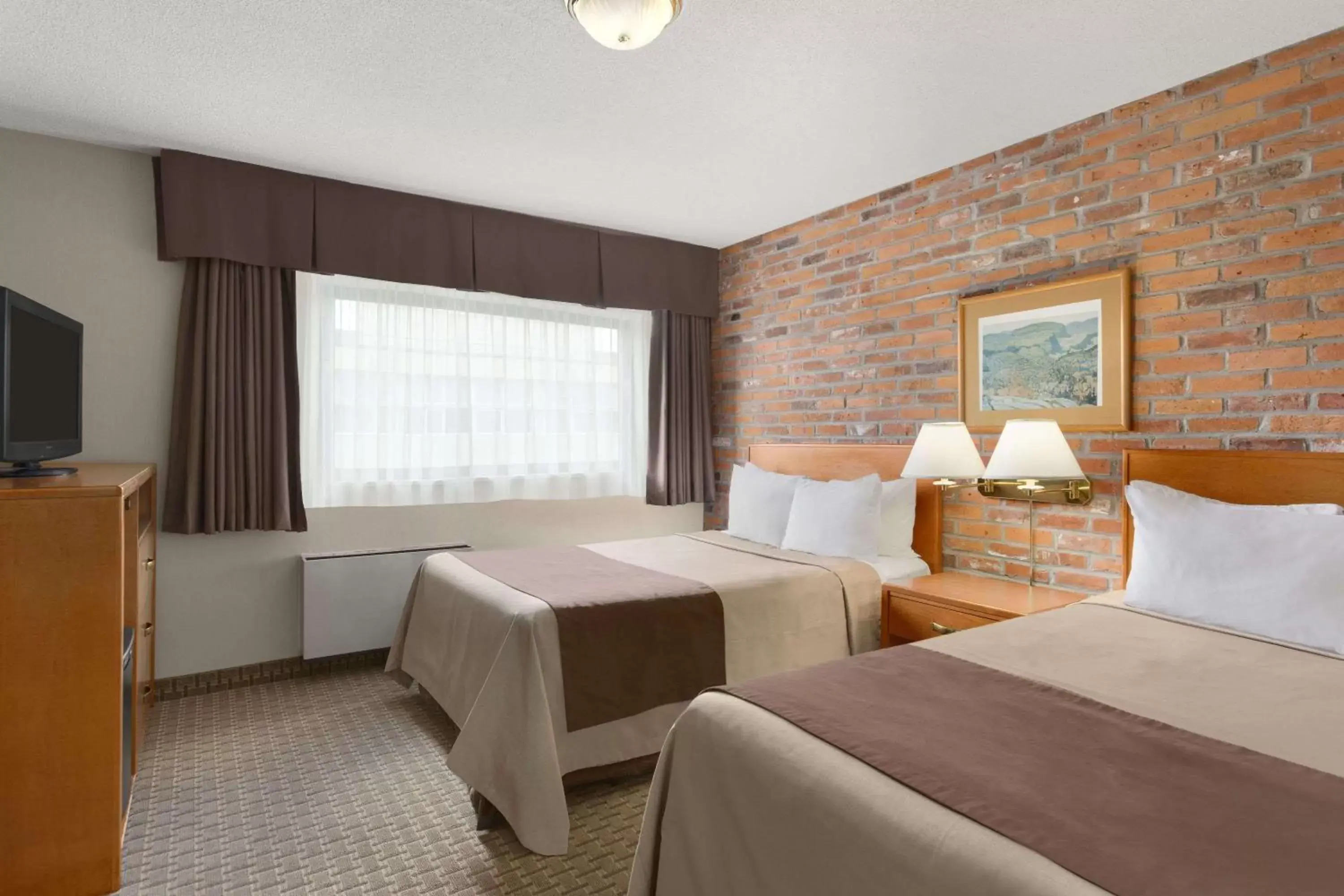 Photo of the whole room, Bed in Travelodge by Wyndham Thunder Bay ON