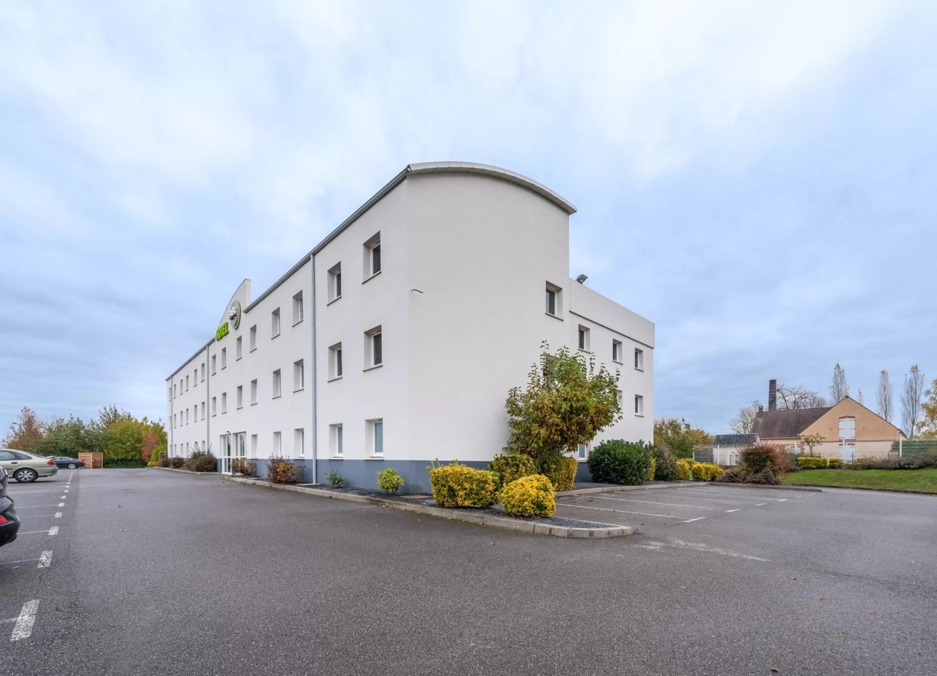 Facade/entrance in B&B HOTEL Beauvais