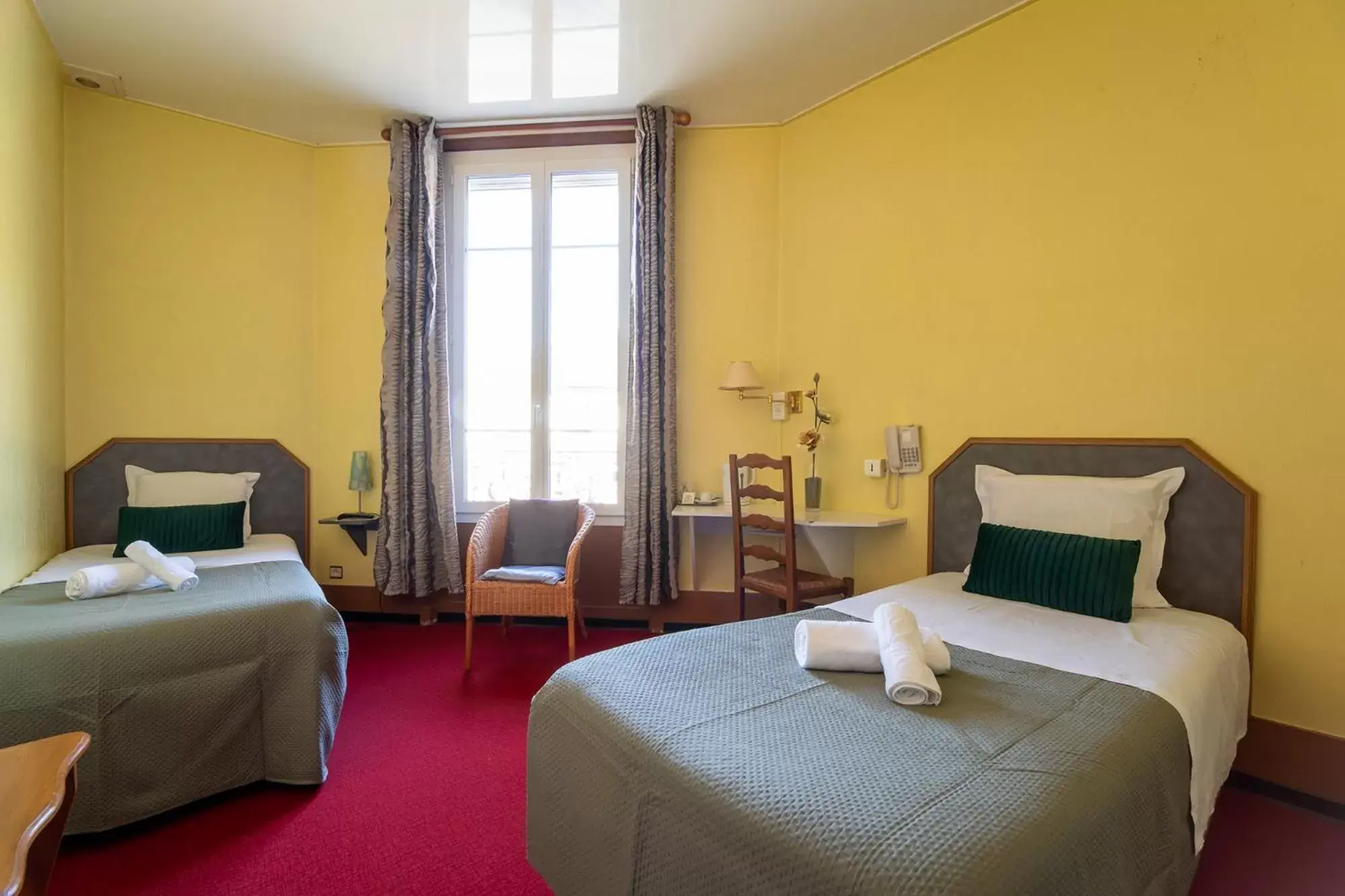 Bedroom, Bed in Montdidier Hôtel