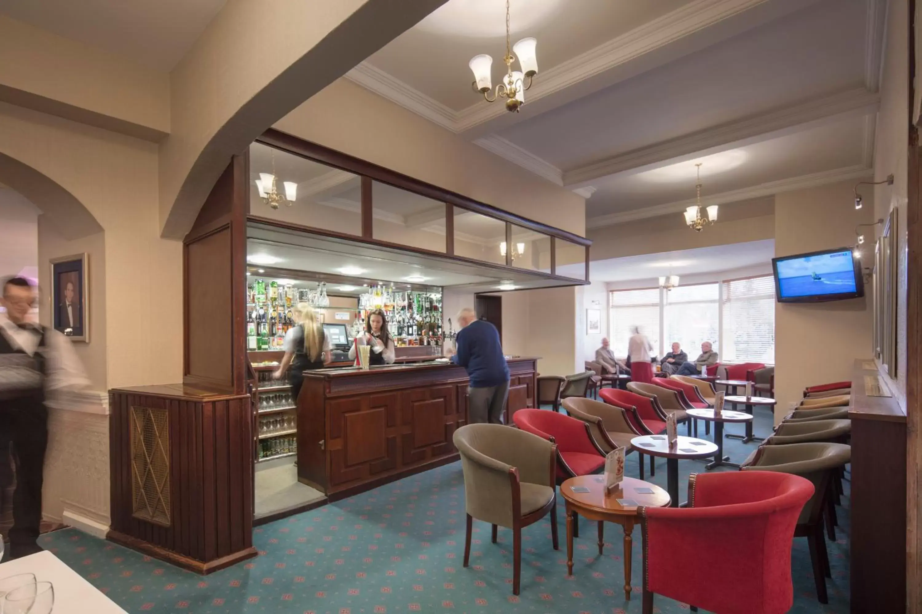 Lounge or bar, Restaurant/Places to Eat in Alma Lodge Hotel