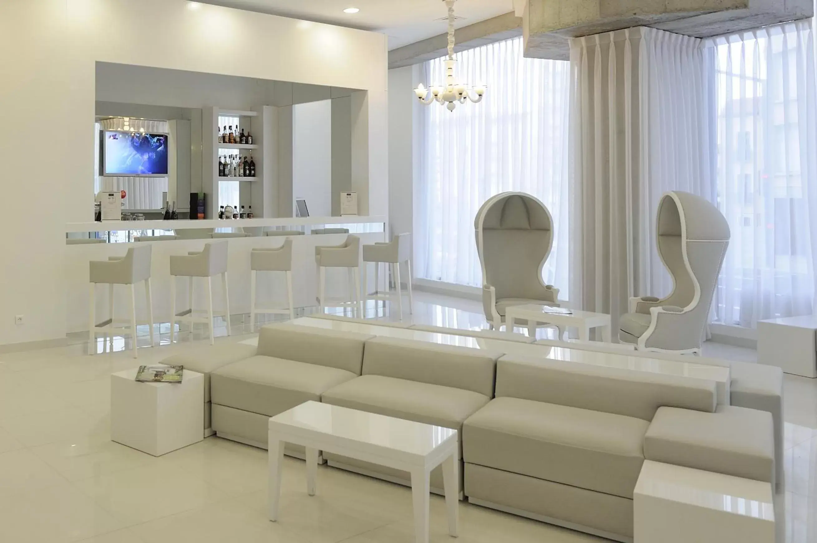 Lounge or bar, Lounge/Bar in Kyriad Prestige Perpignan Centre del Mon