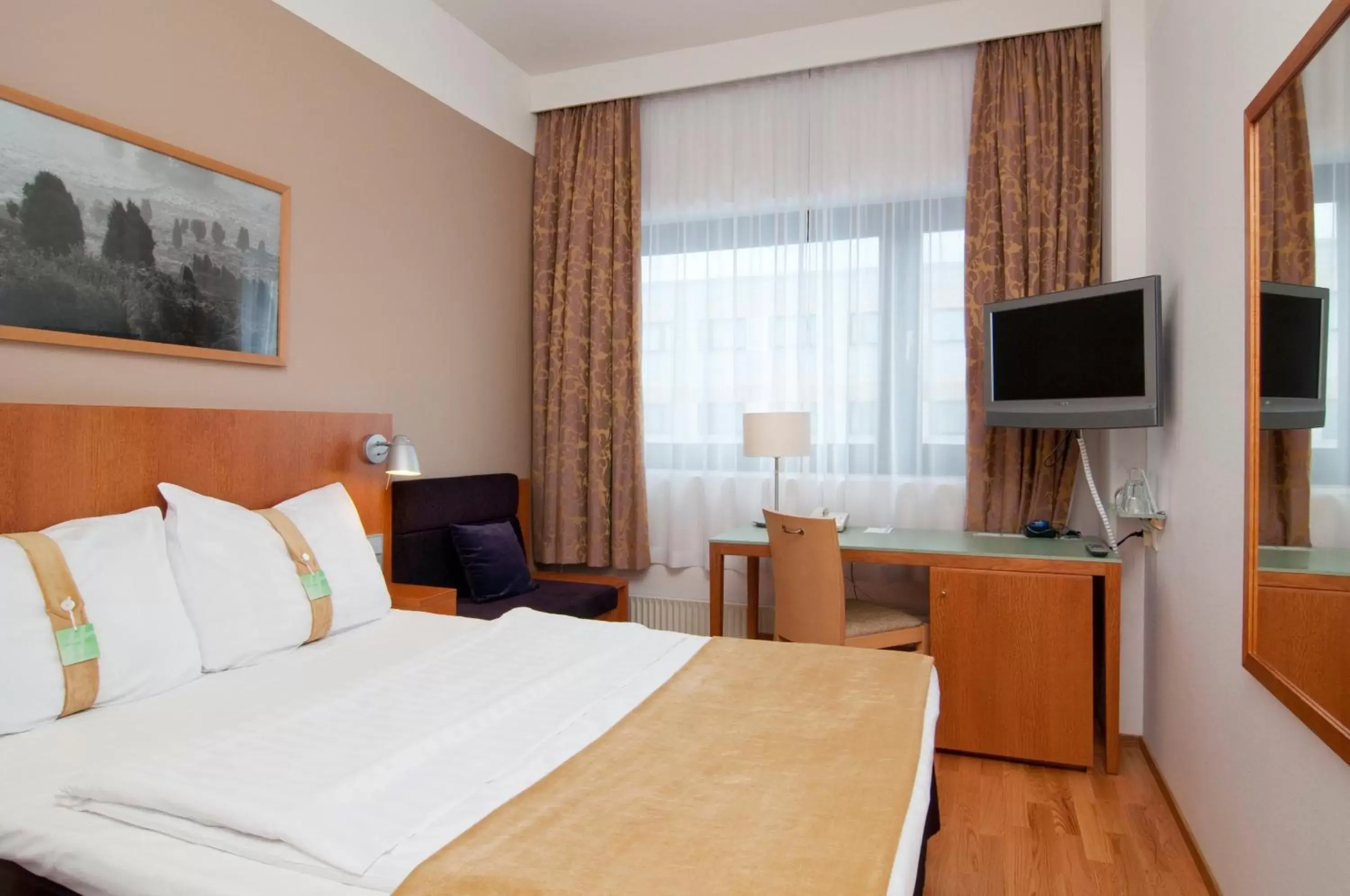 Photo of the whole room, Bed in Holiday Inn Helsinki-Vantaa Airport, an IHG Hotel