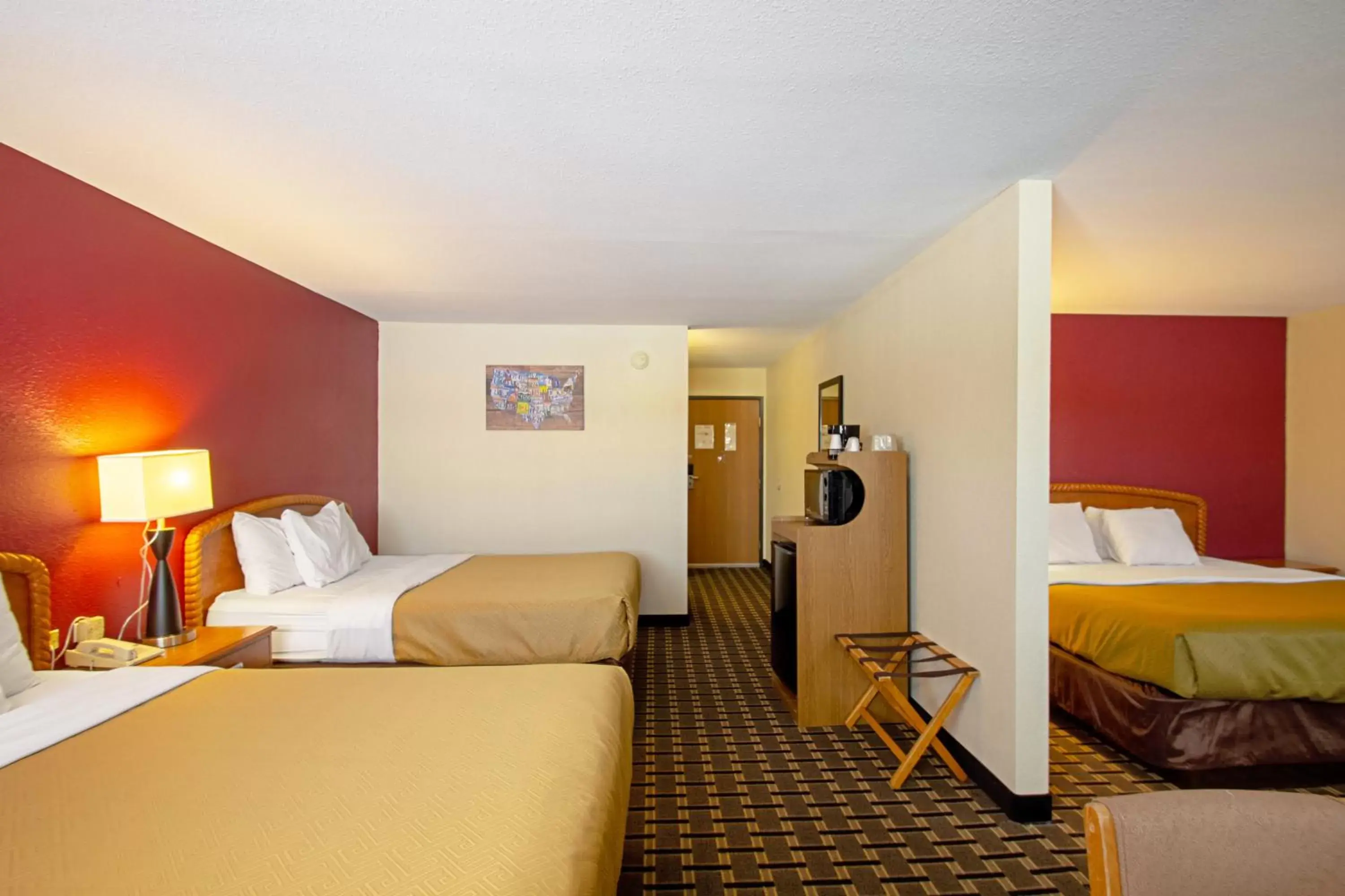 Bed in Econo Lodge Inn & Suites