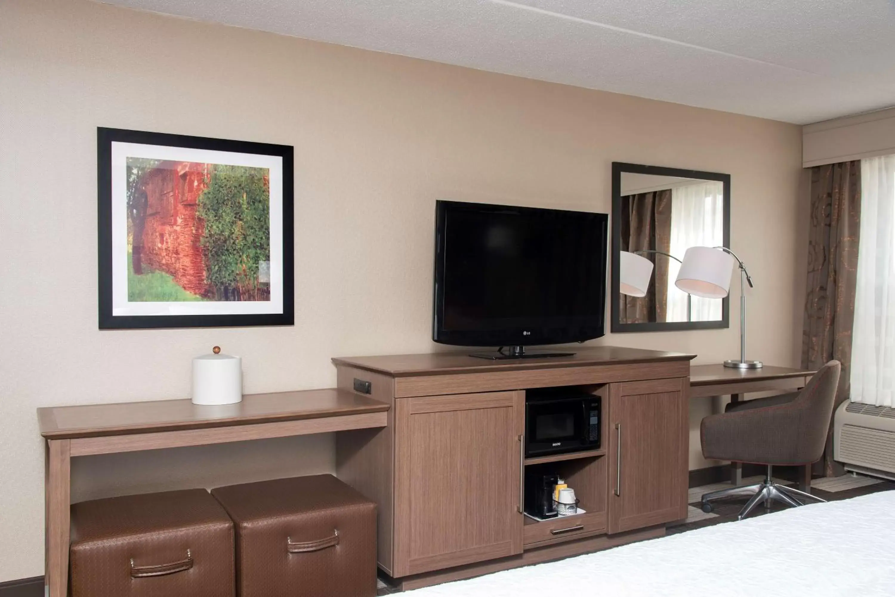 King Room with Sofa Bed - Hearing Accessible/Non-Smoking in Hampton Inn Seymour King Room with Sofa Bed - Hearing Accessible/Non-Smoking in Hampton Inn Seymour