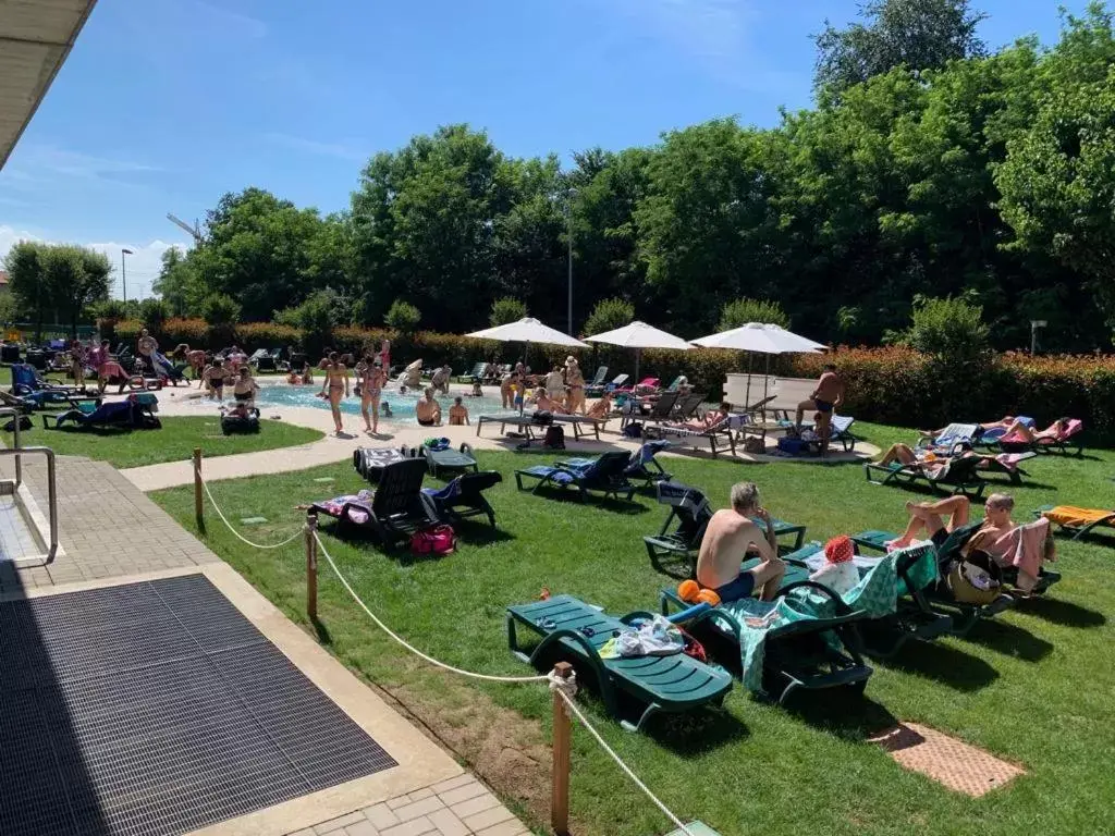 Swimming pool in Bes Hotel Bergamo Ovest