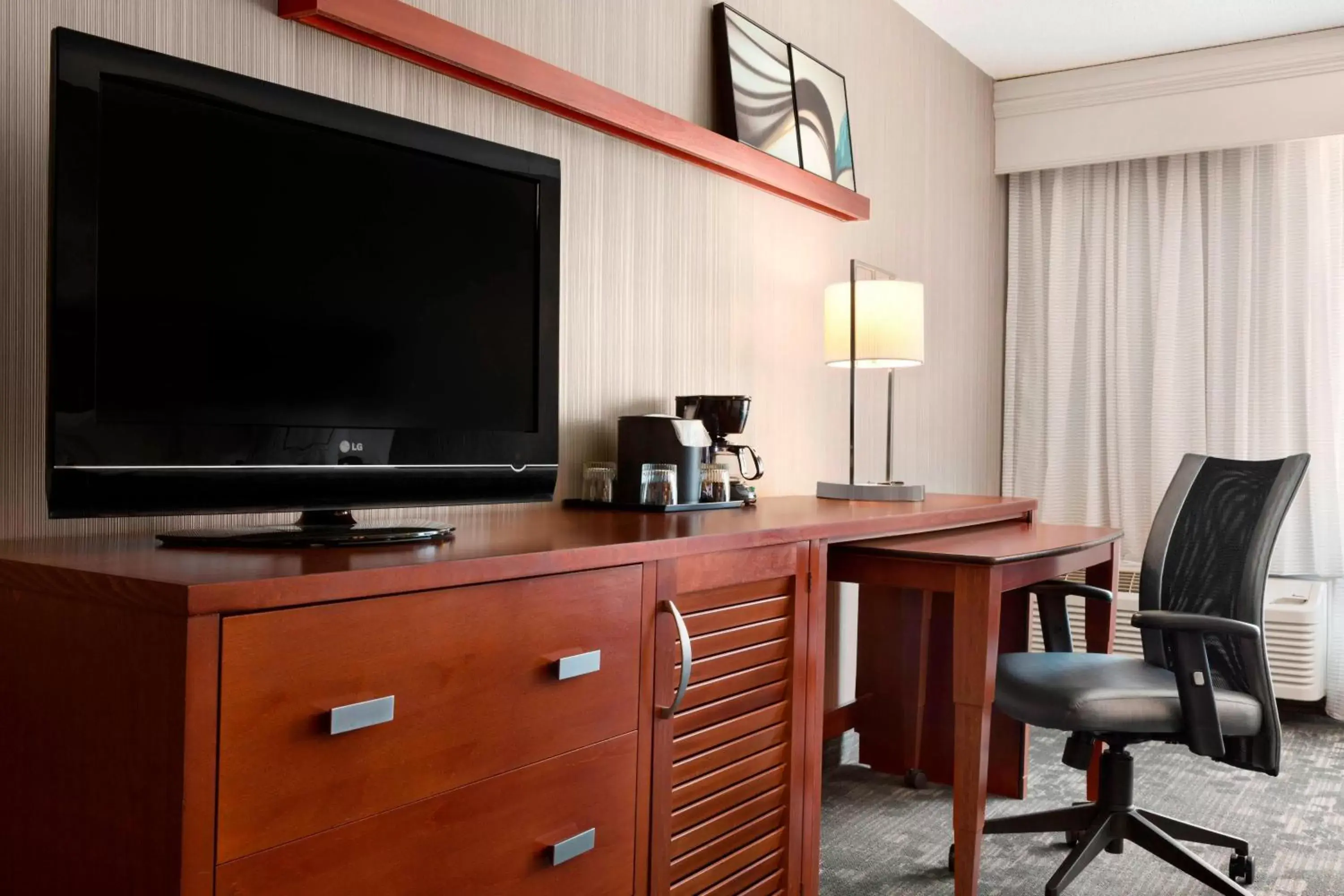 Photo of the whole room, TV/Entertainment Center in Courtyard by Marriott Springfield