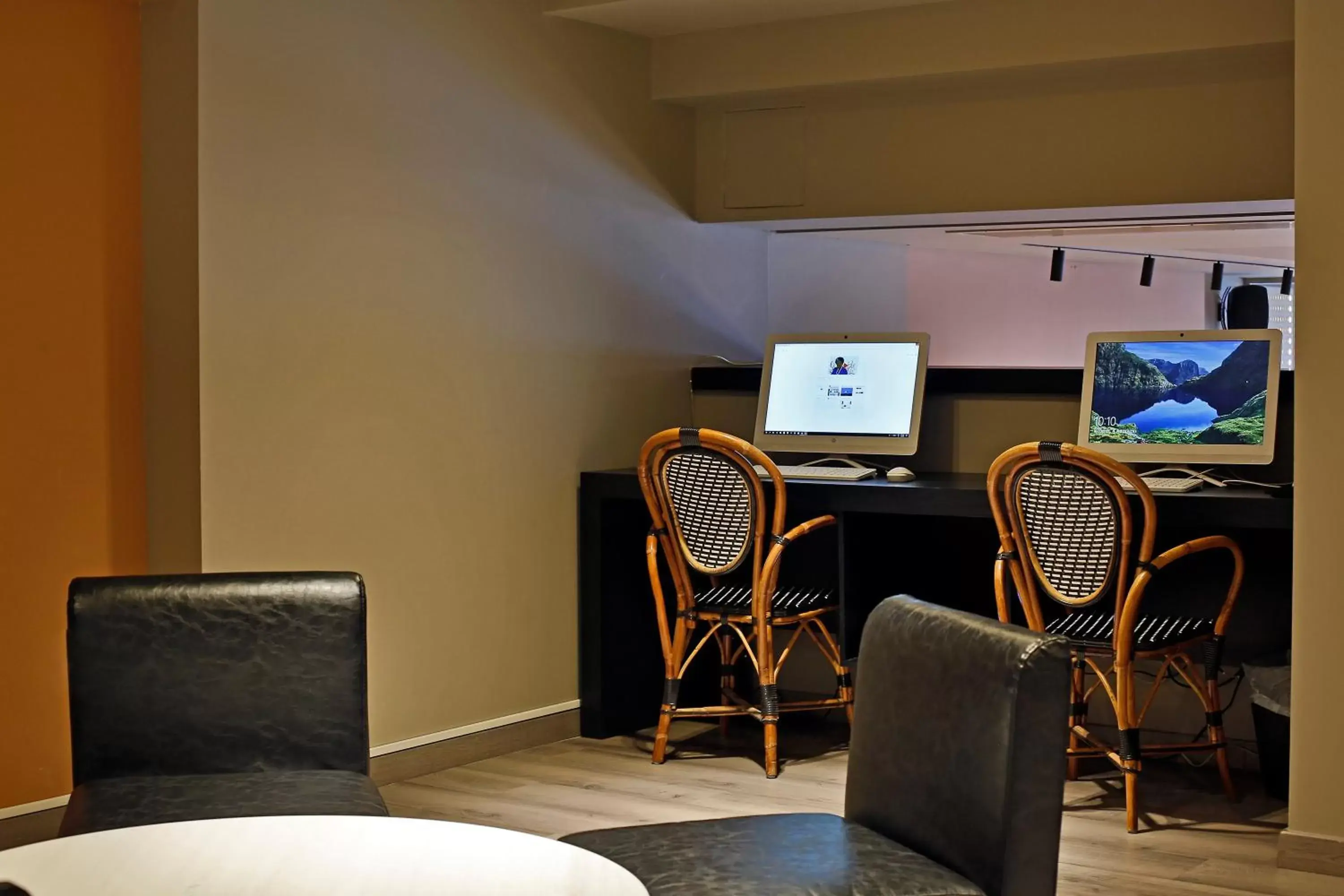 Communal lounge/ TV room in Hotel Lozenge