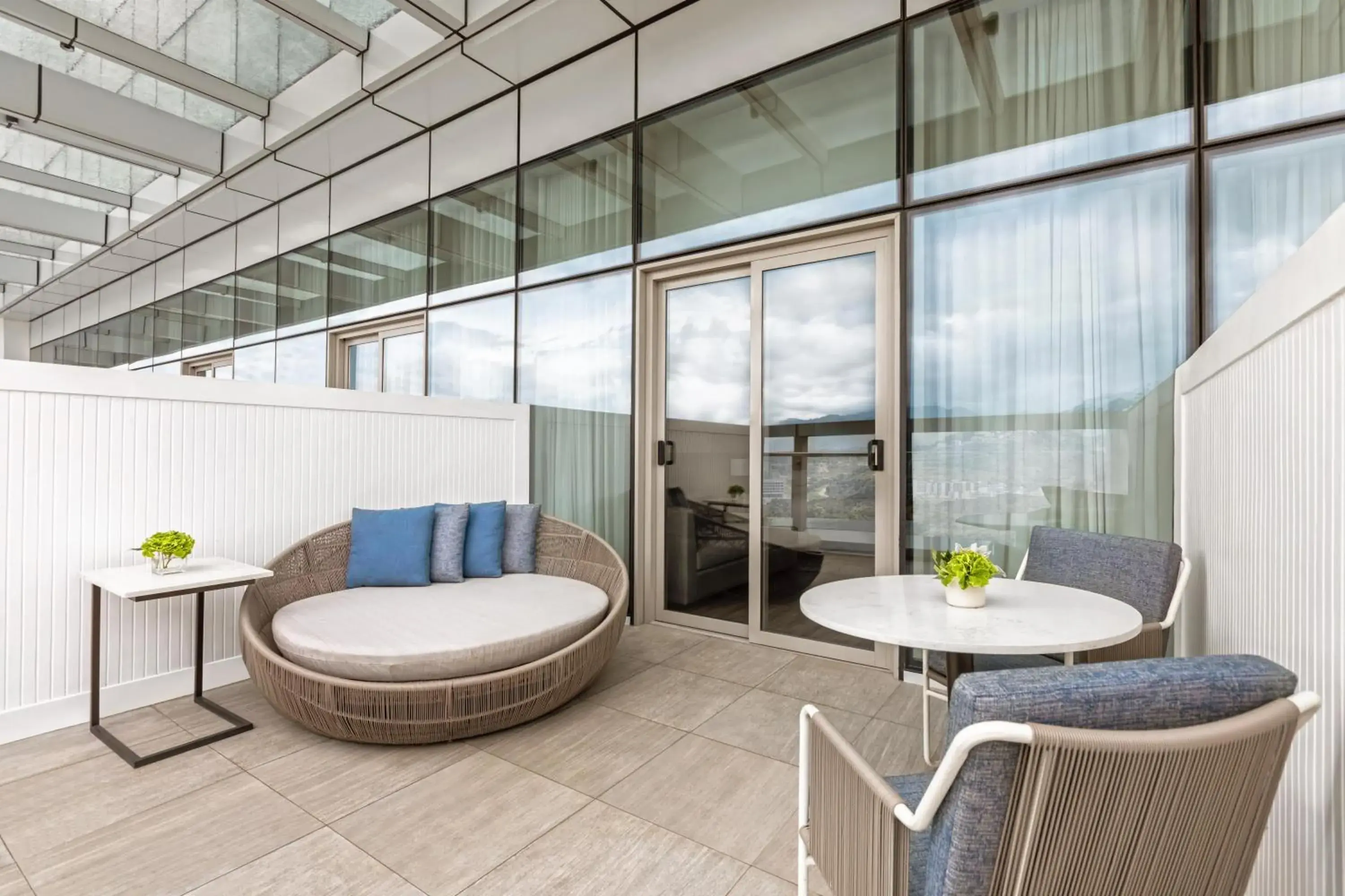 Balcony/Terrace, Seating Area in Clark Marriott Hotel