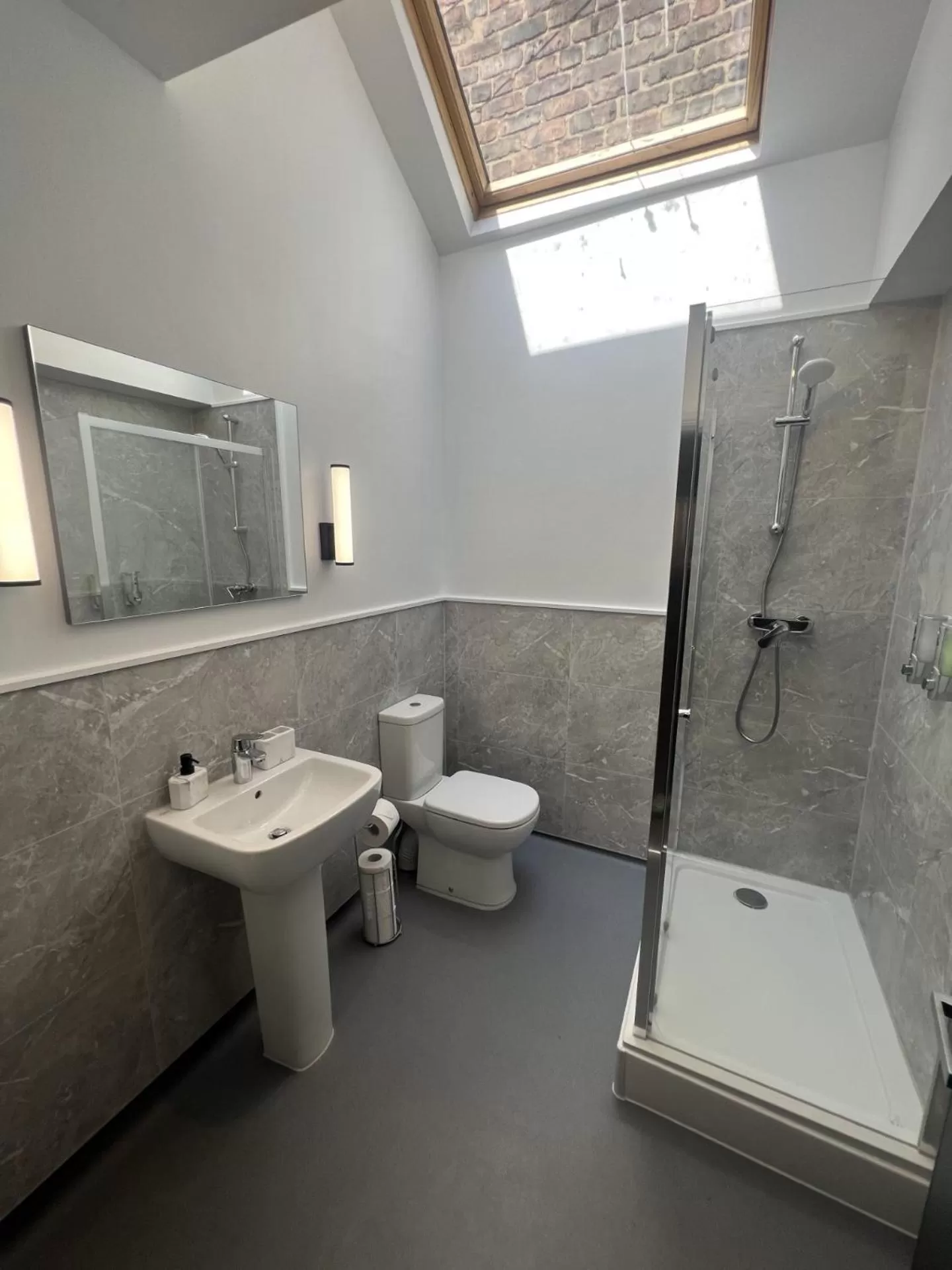 Shower, Bathroom in Fenwick Sunrise Hotel