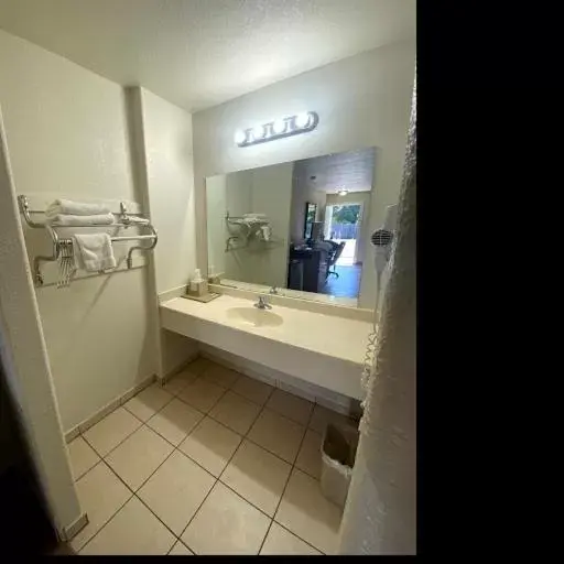 Bathroom in Cedar Creek Inn