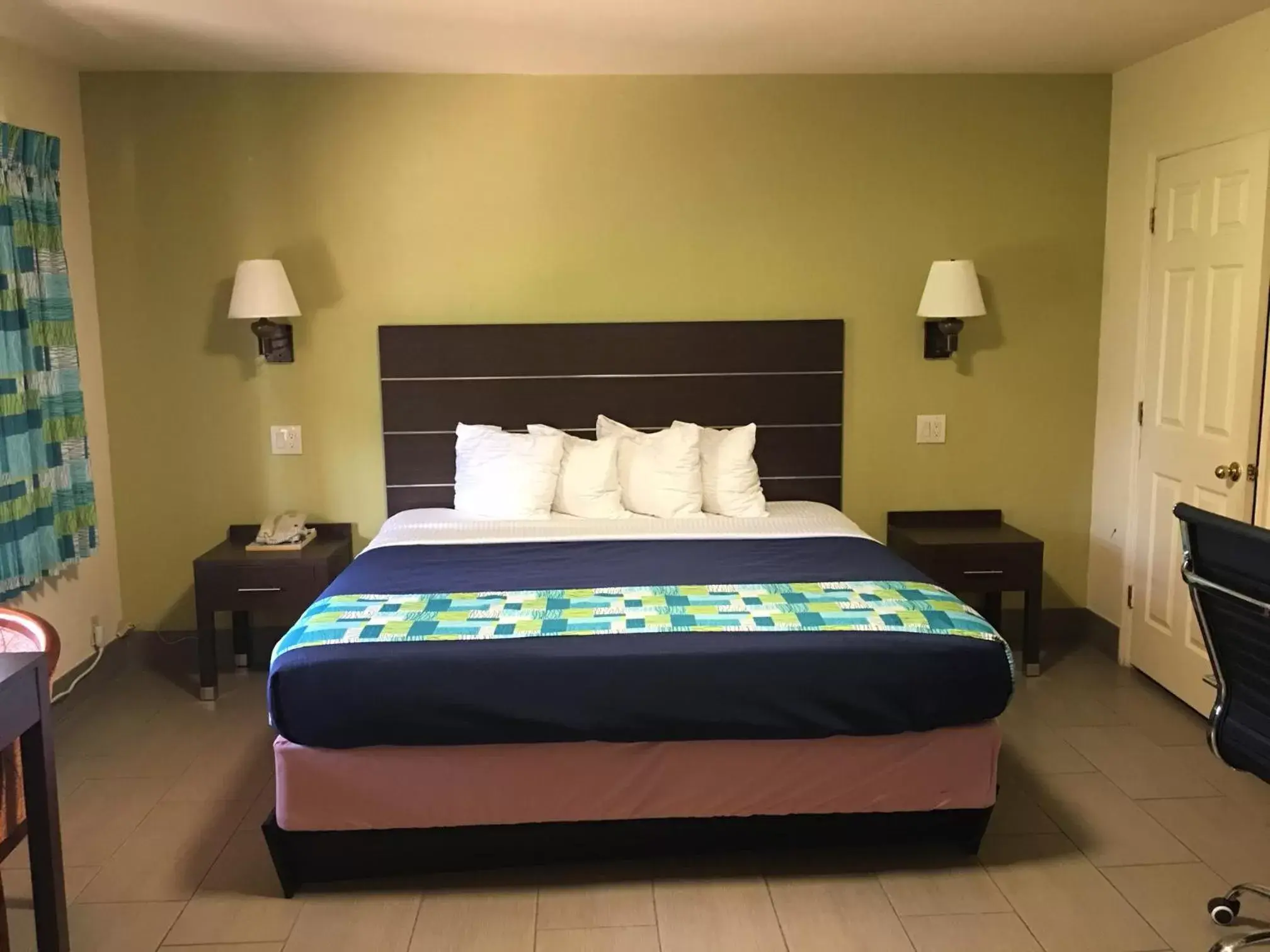 Bed in American Inn Punta Gorda