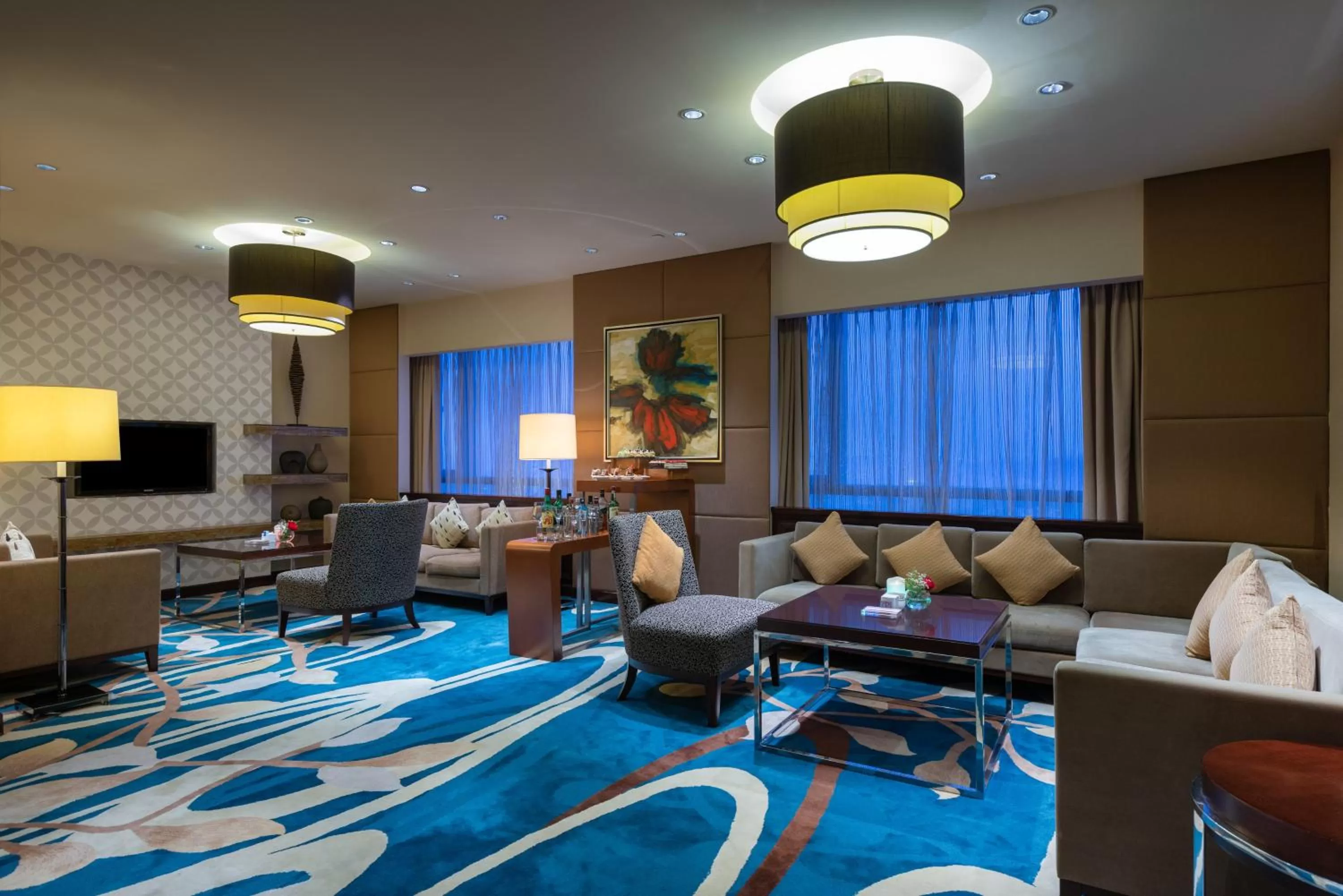 Lounge or bar in Holiday Inn Shanghai Pudong Kangqiao by IHG - Free shuttle bus to Disney land, Ins Swimming Pool