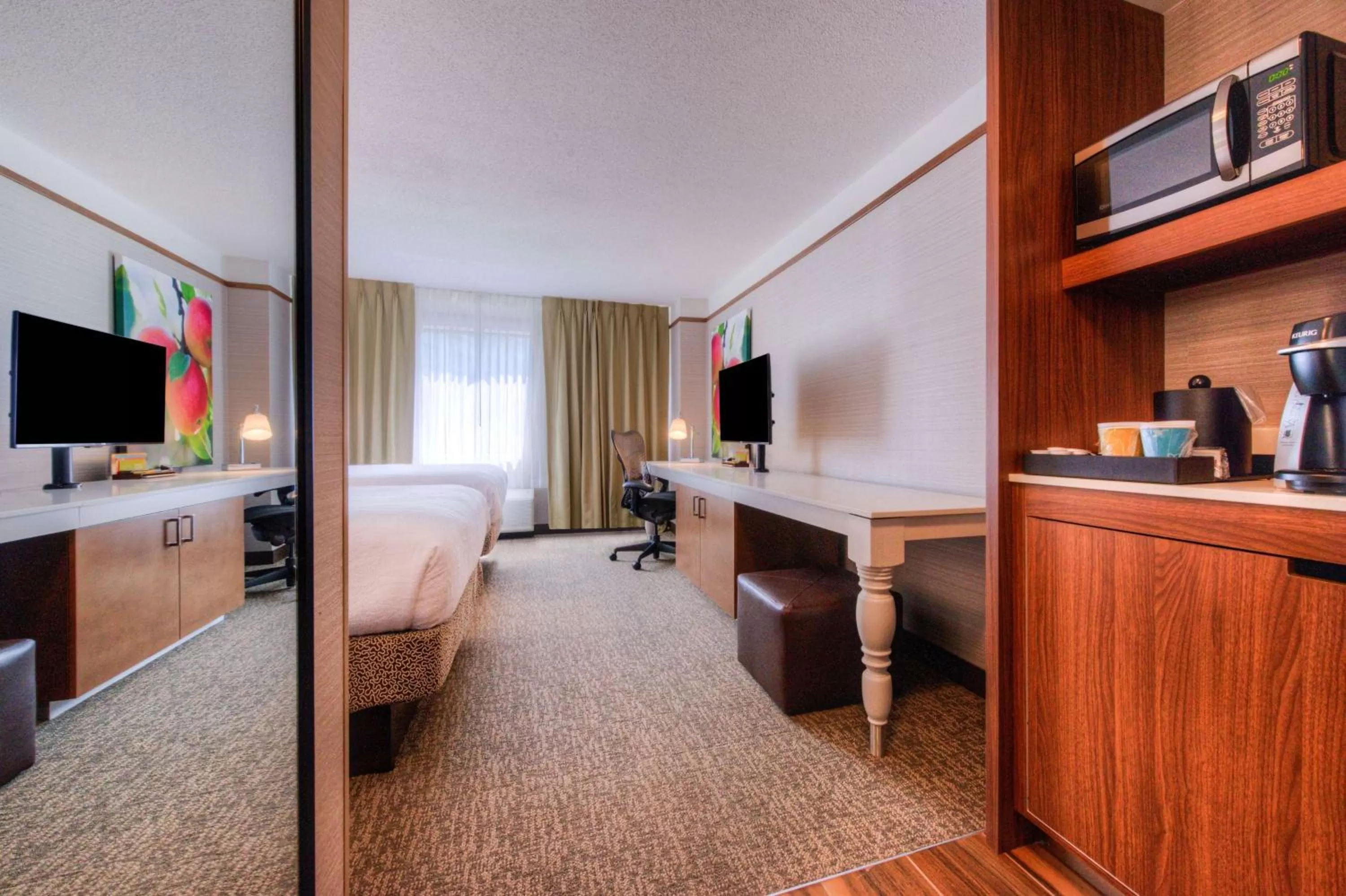 Bedroom, Bed in Hilton Garden Inn Detroit Southfield