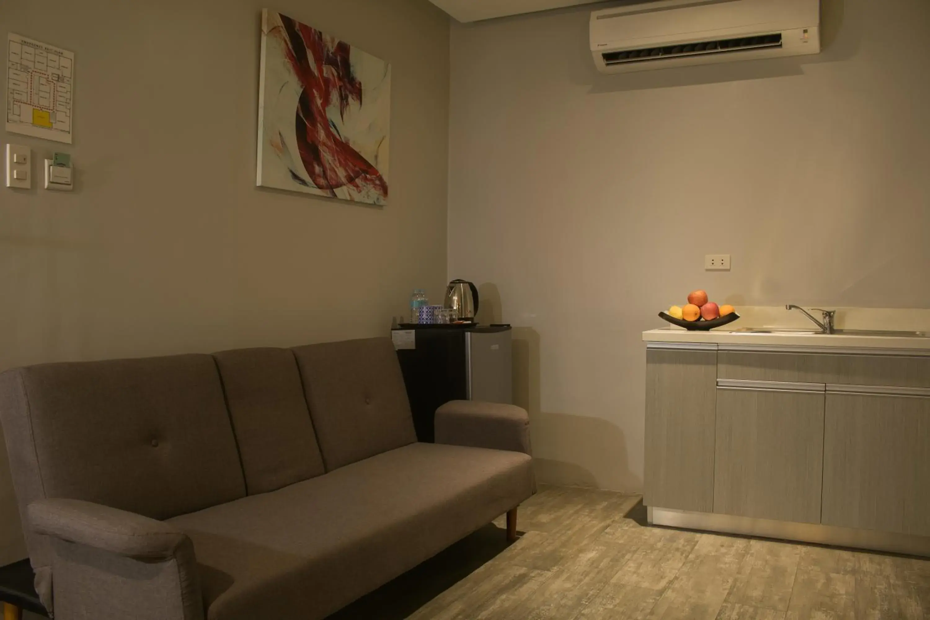 Kitchen or kitchenette, Seating Area in 1A Express Hotel