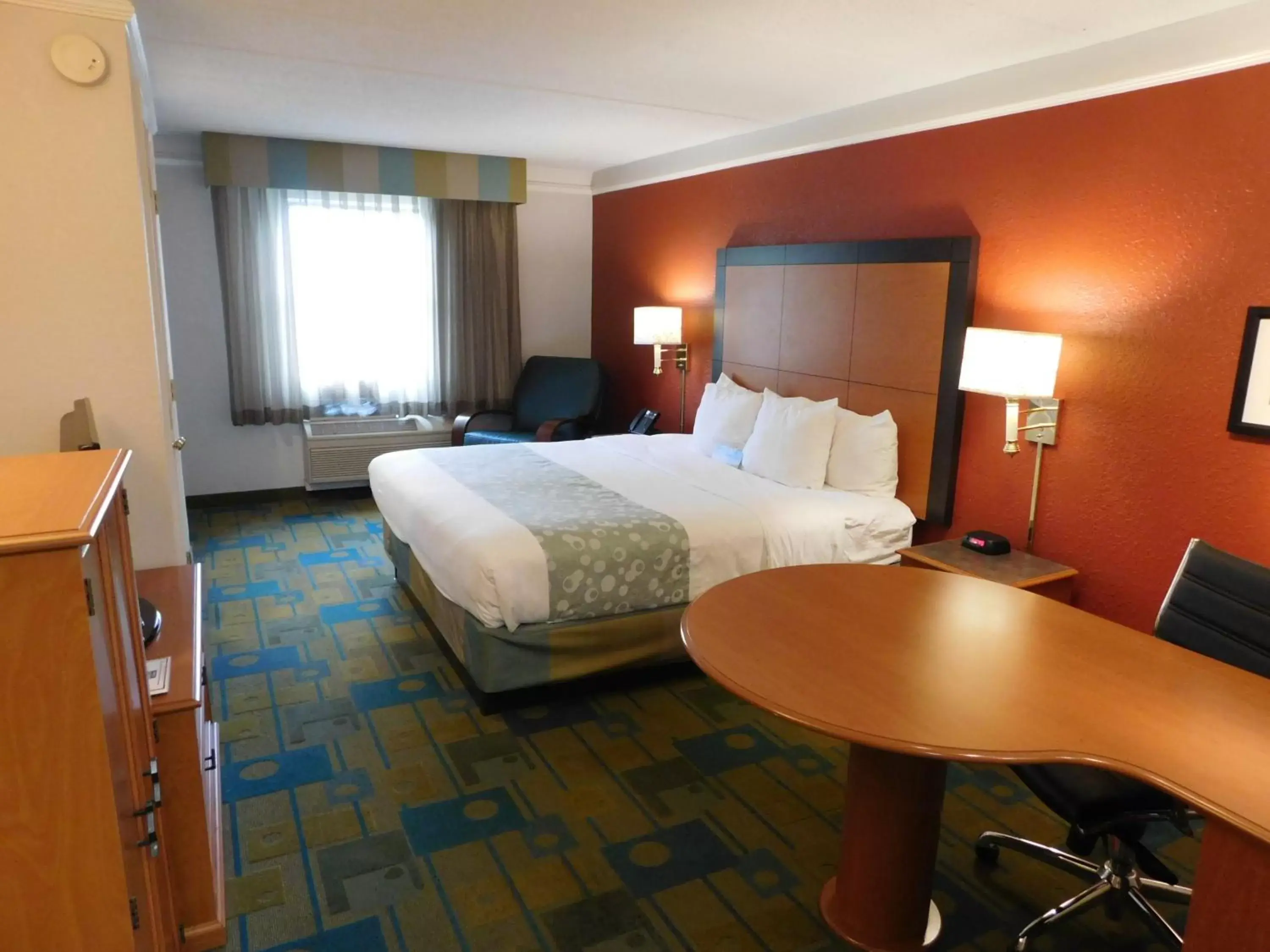 Photo of the whole room, Bed in Days Inn & Suites by Wyndham Schaumburg- Woodfield Mall