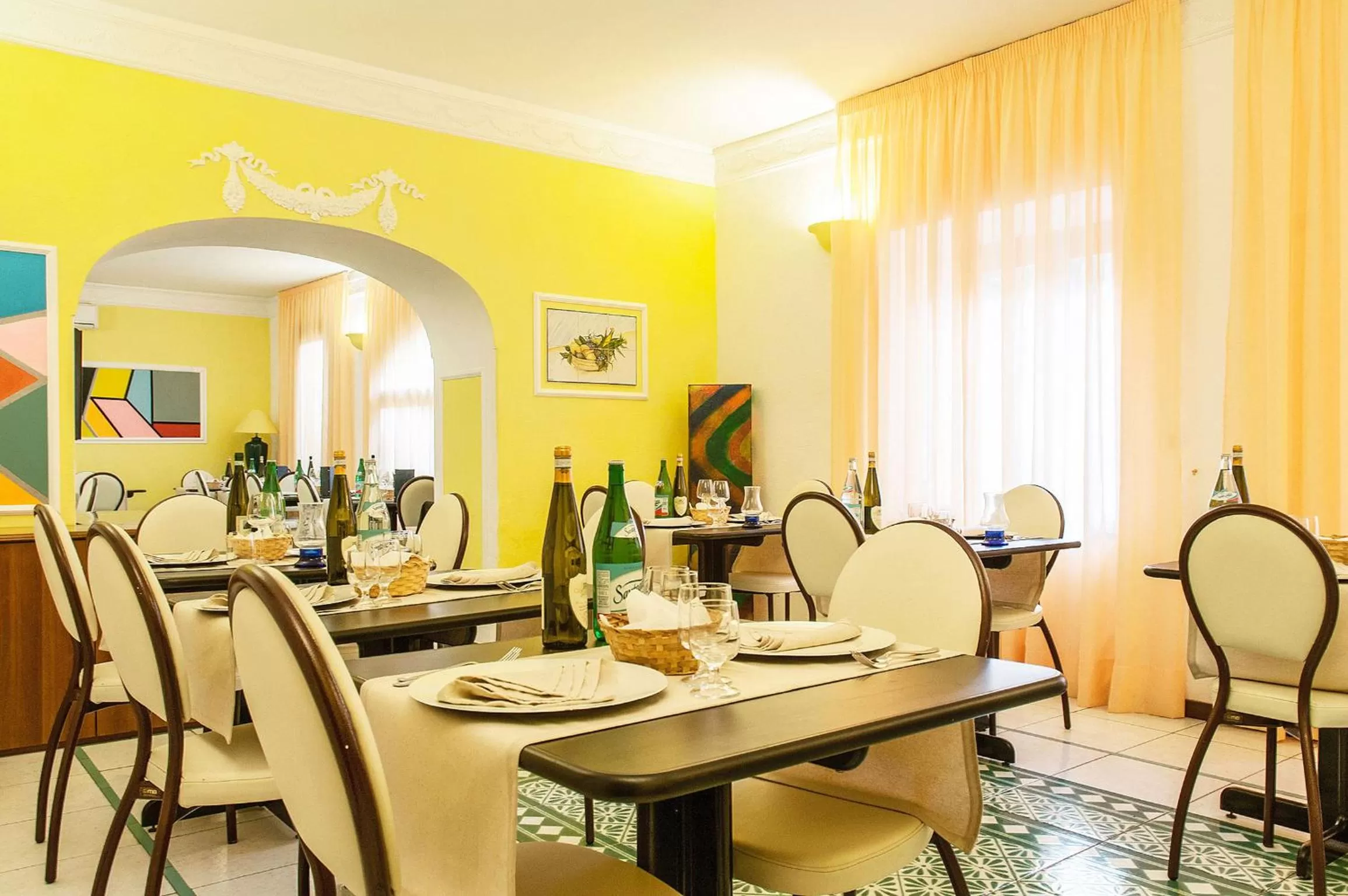 Restaurant/places to eat in Hotel Annabelle