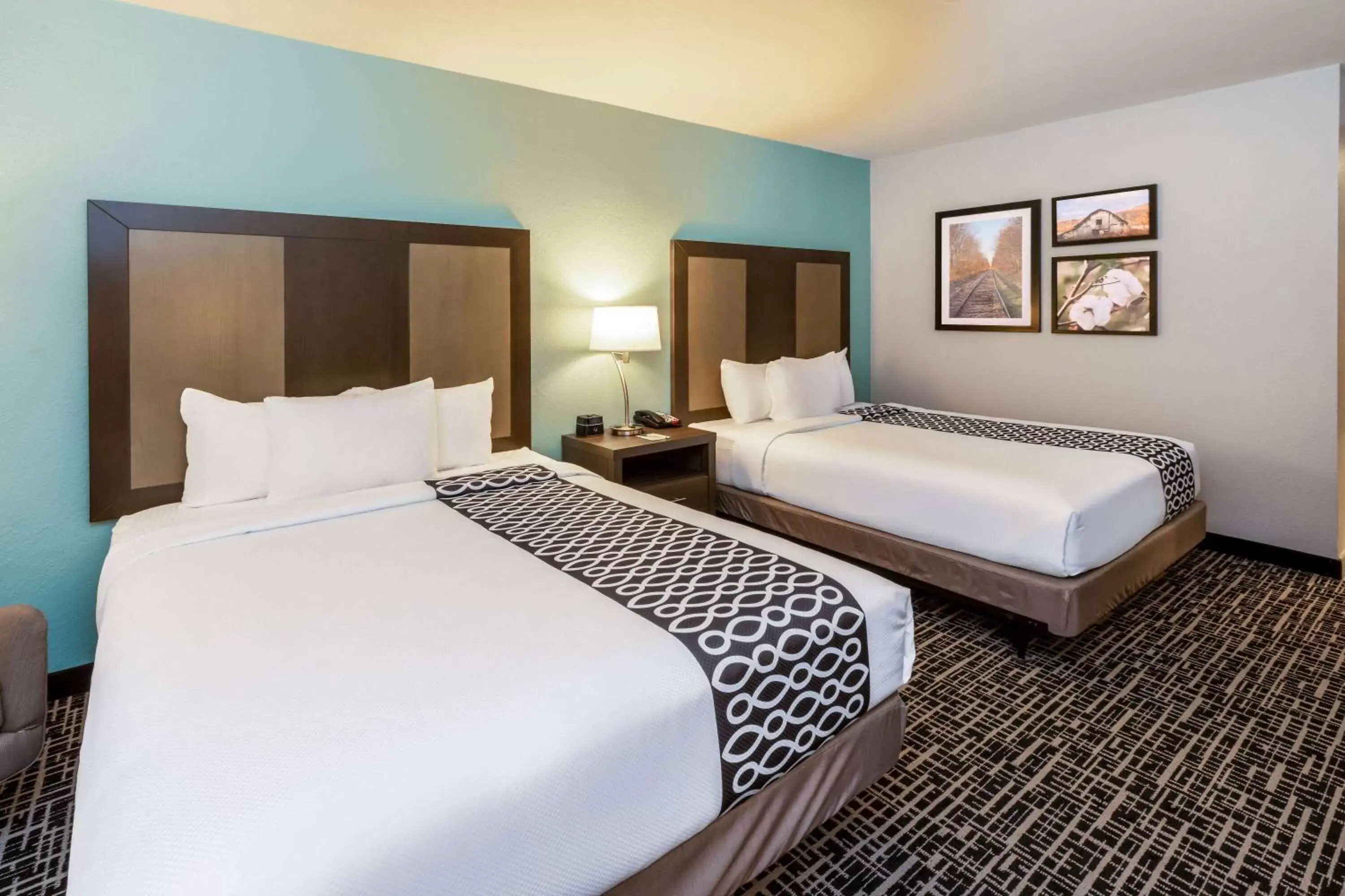 Photo of the whole room, Bed in La Quinta by Wyndham Jonesboro