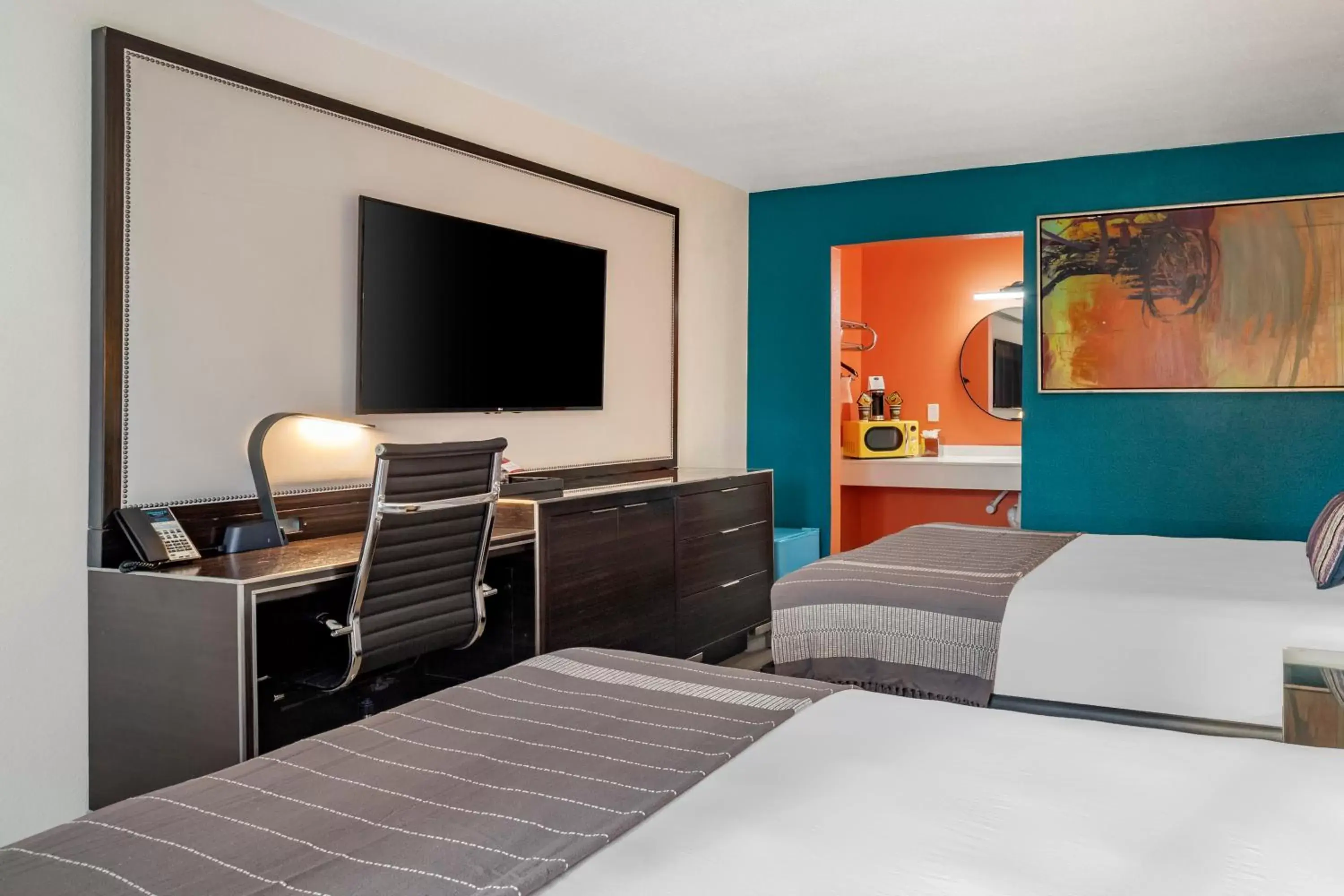 Bedroom, TV/Entertainment Center in Heights House Hotel, Ascend Hotel Collection
