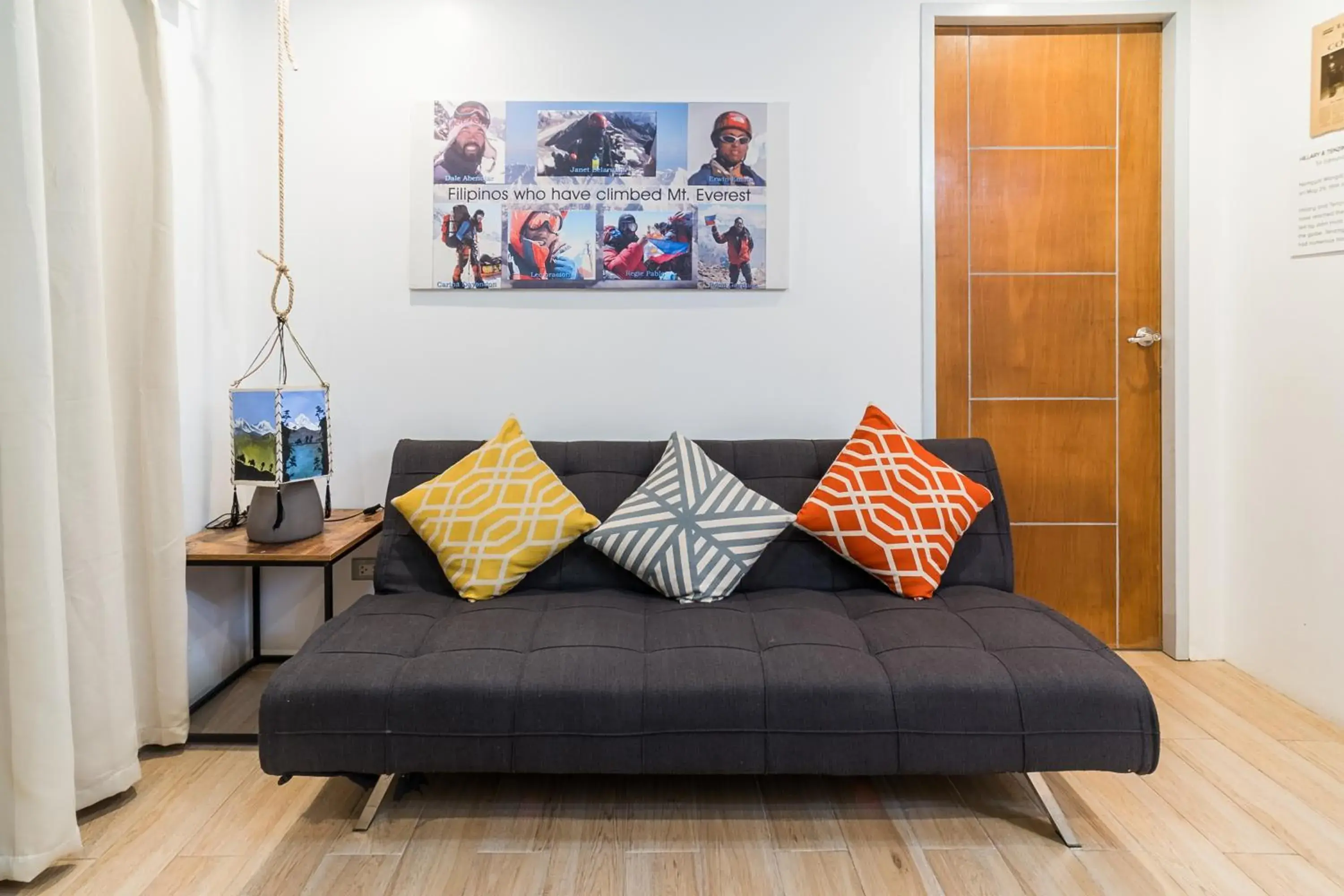 Living room, Seating Area in Heroes Hotel