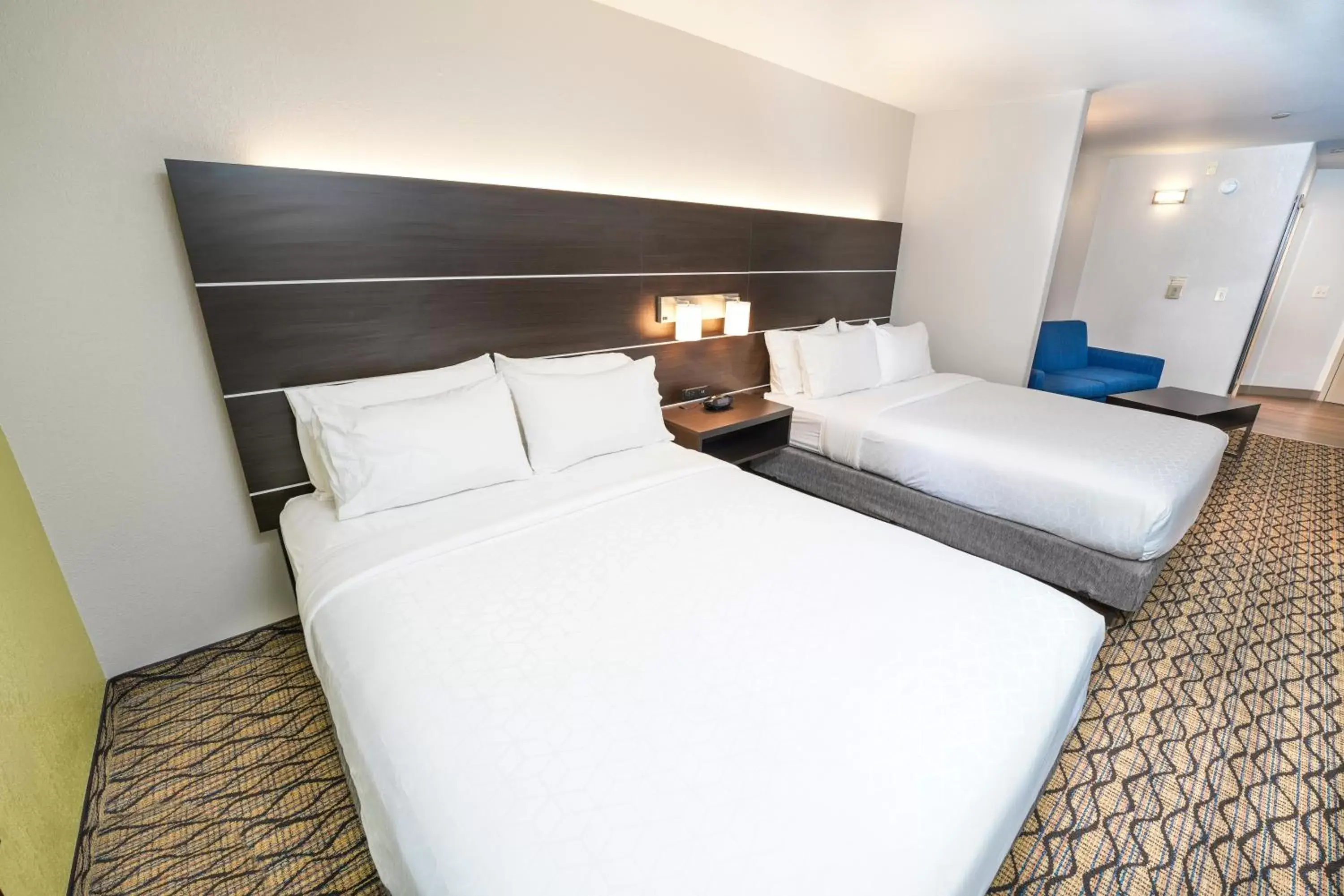 Photo of the whole room, Bed in Holiday Inn Express and Suites Springfield Medical District by IHG Photo of the whole room, Bed in Holiday Inn Express and Suites Springfield Medical District by IHG