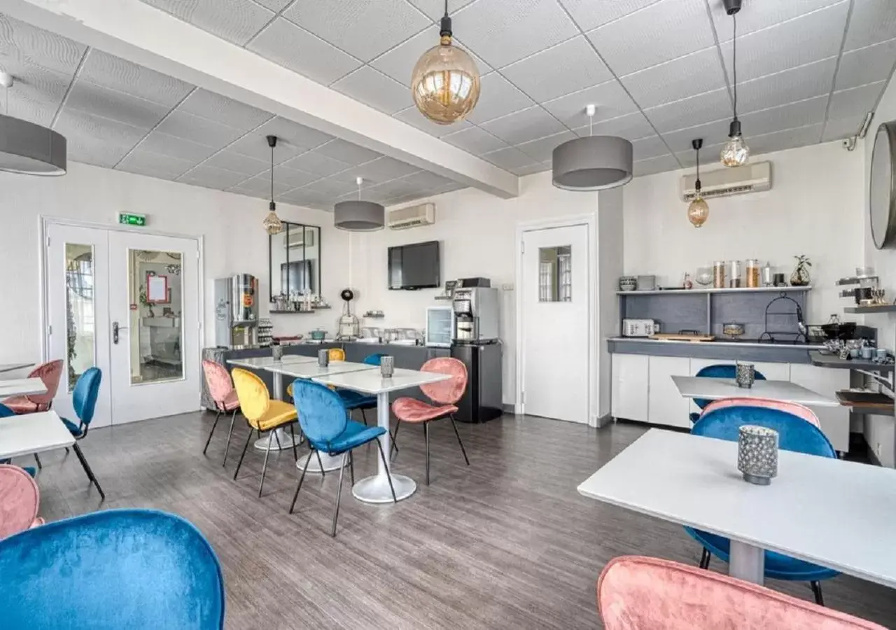 Kitchen/Kitchenette in Best Western Le Vinci Loire Valley