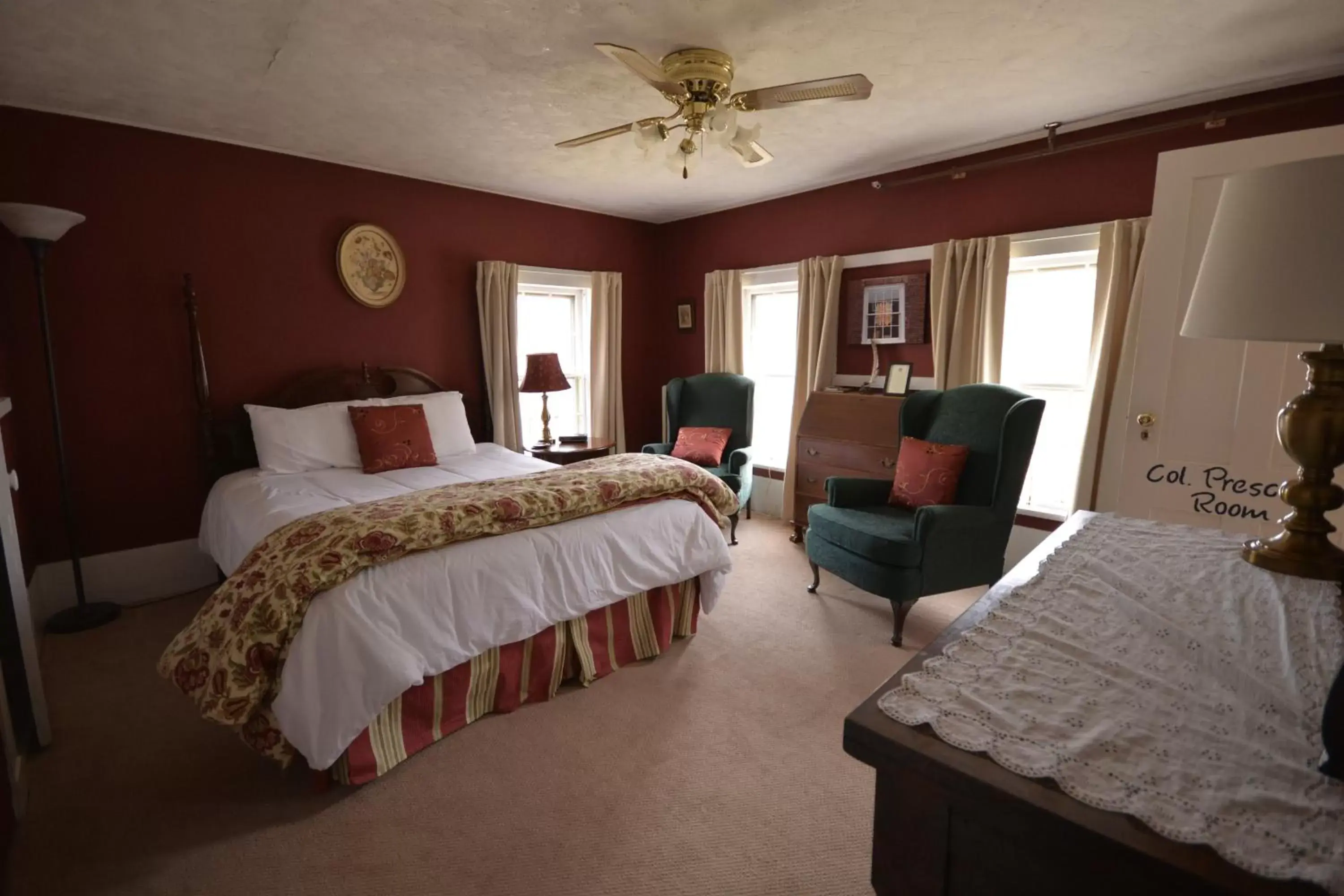 Bed in Benjamin Prescott Inn