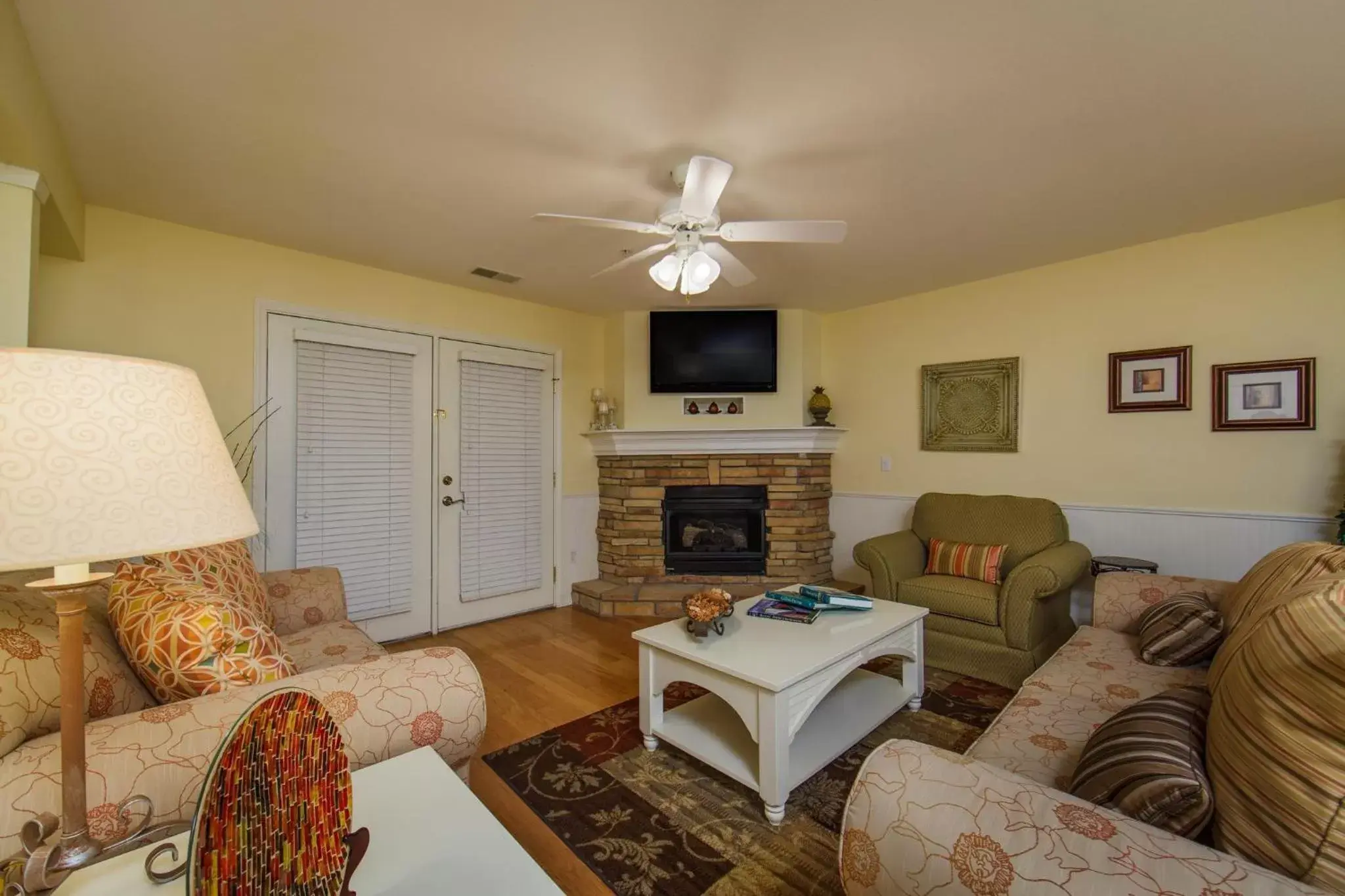 Photo of the whole room, Seating Area in Holiday Inn Club Vacations Holiday Hills Resort at Branson an IHG Hotel