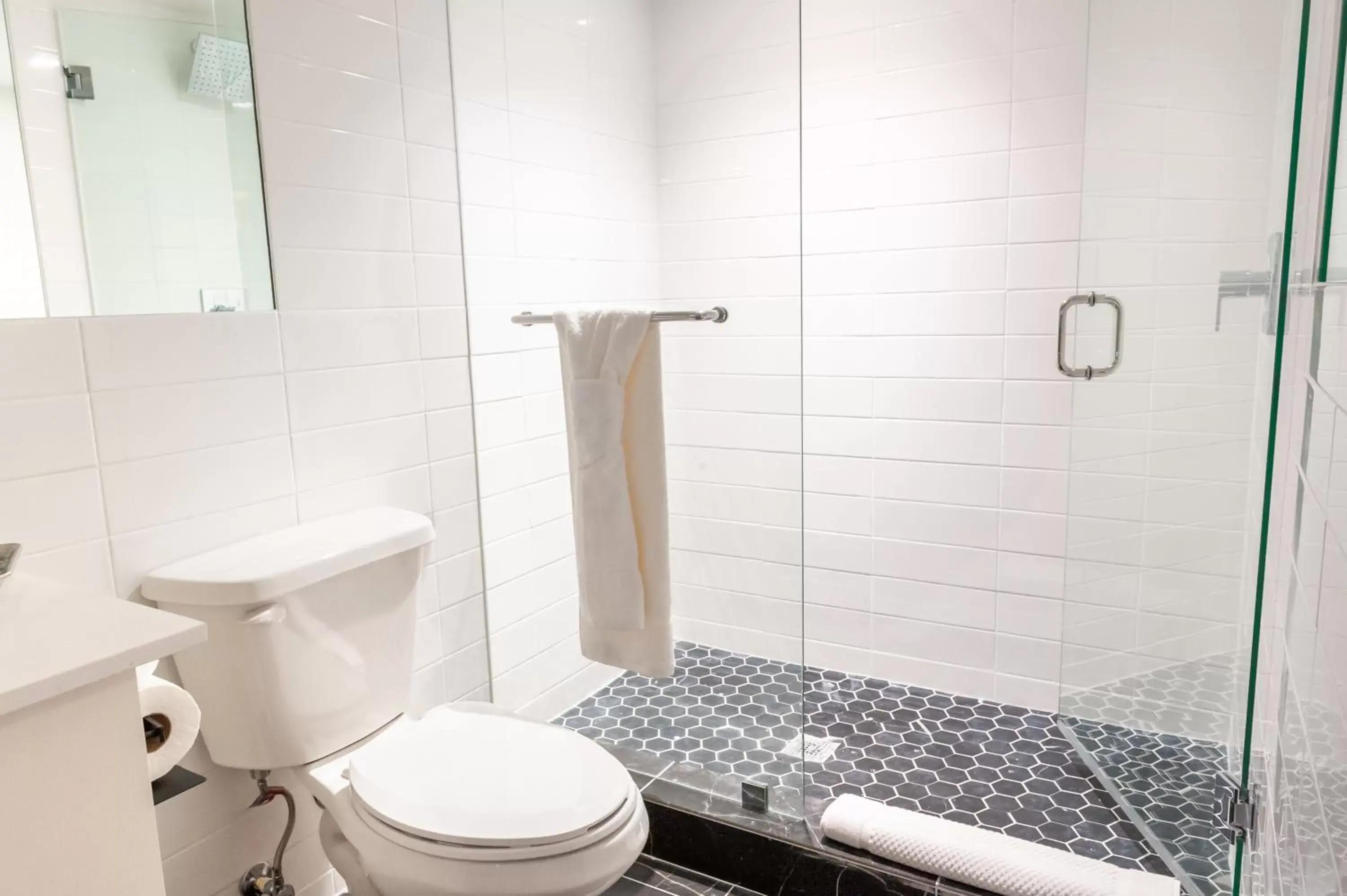 Shower, Bathroom in Whitelaw Hotel