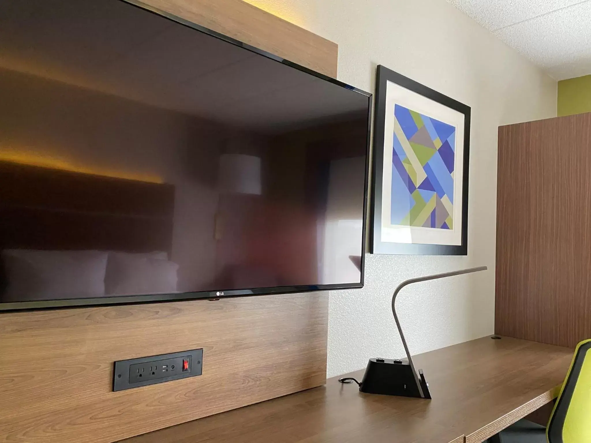 Photo of the whole room, TV/Entertainment Center in Holiday Inn Express Hotel & Suites Fort Wayne, an IHG Hotel