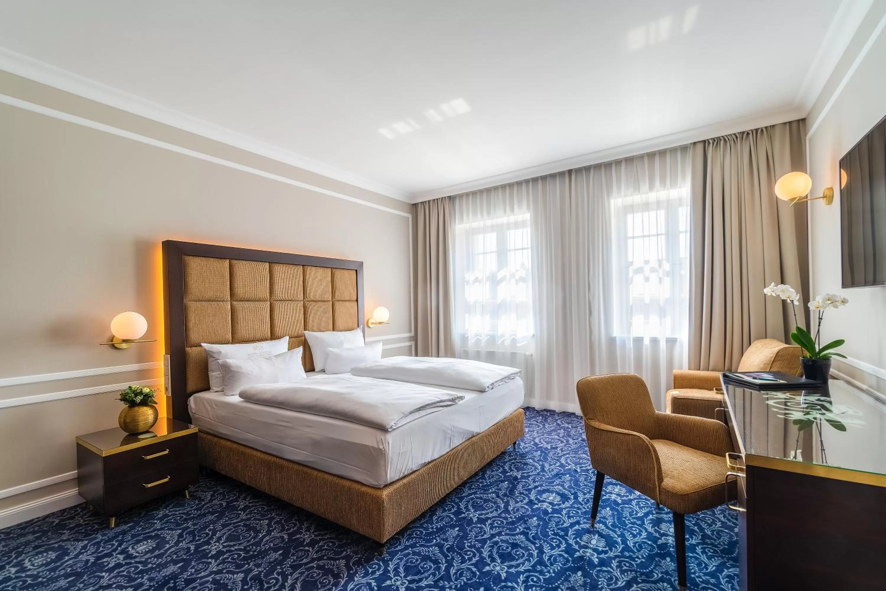 Living room, Bed in Hotel Suitess