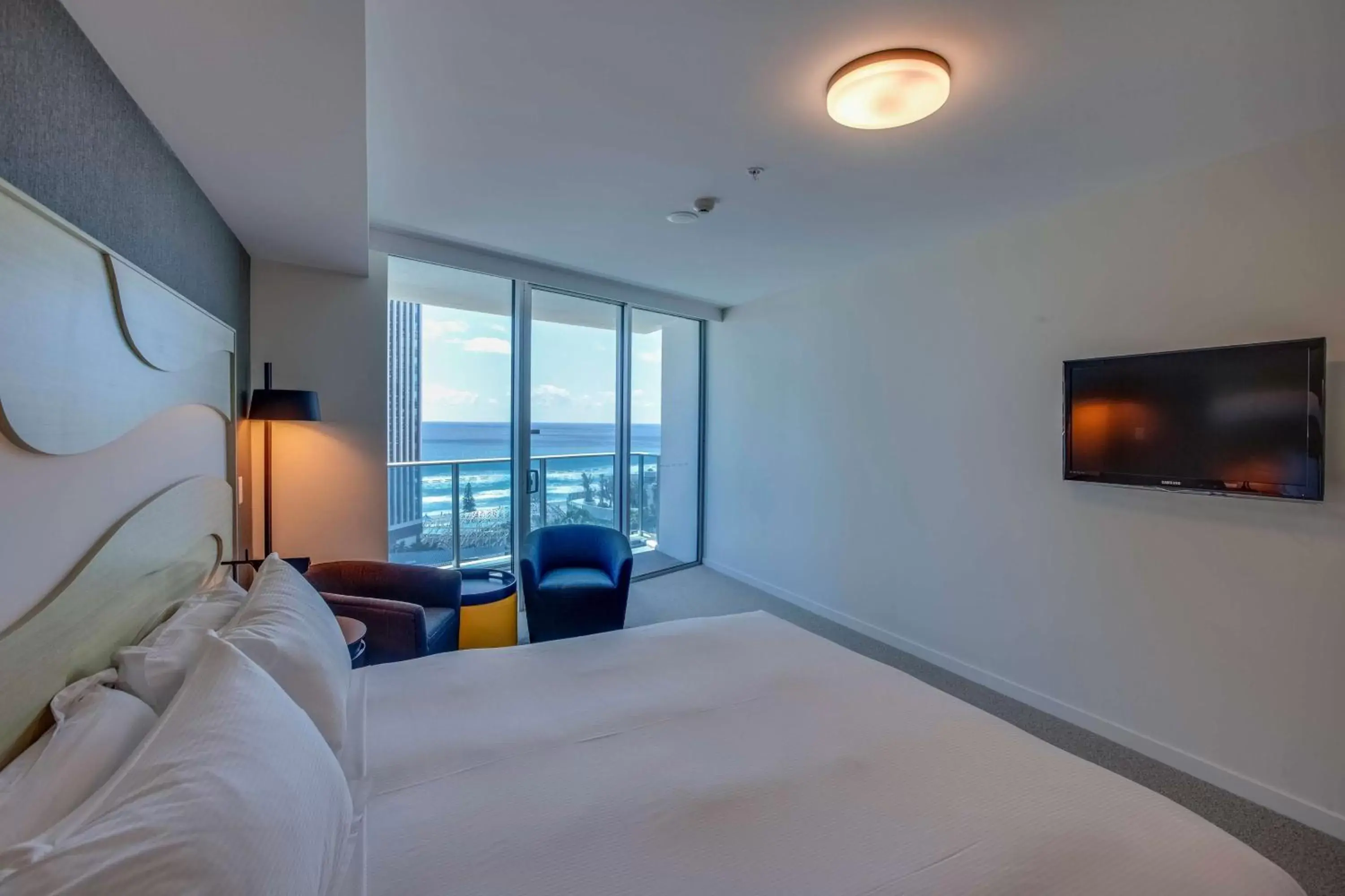 Bed, TV/Entertainment Center in Hilton Surfers Paradise Hotel & Residences