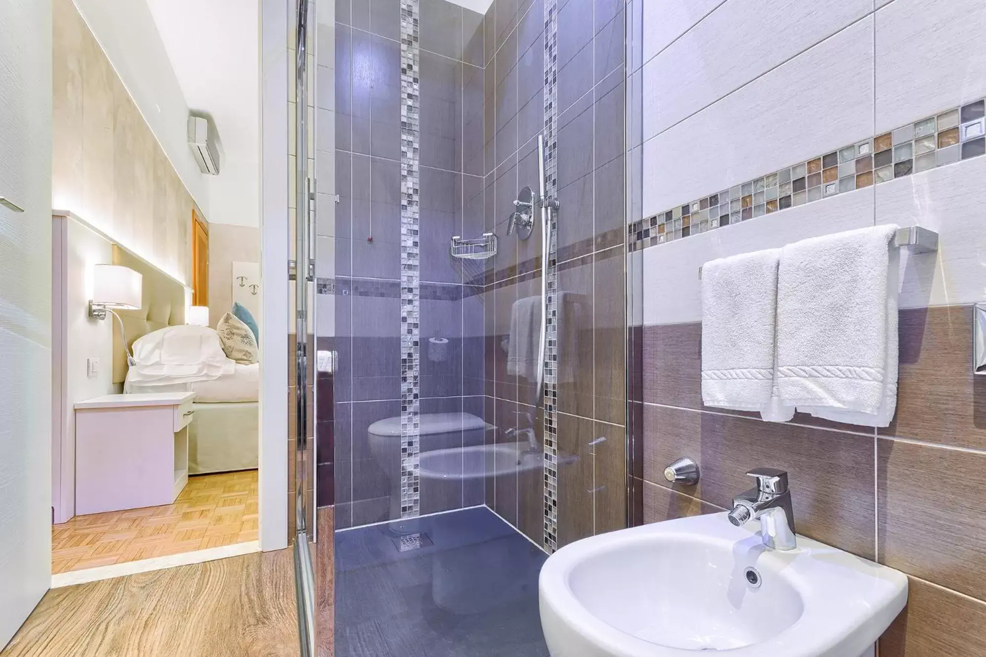 Shower, Bathroom in Hotel Monte Rosa