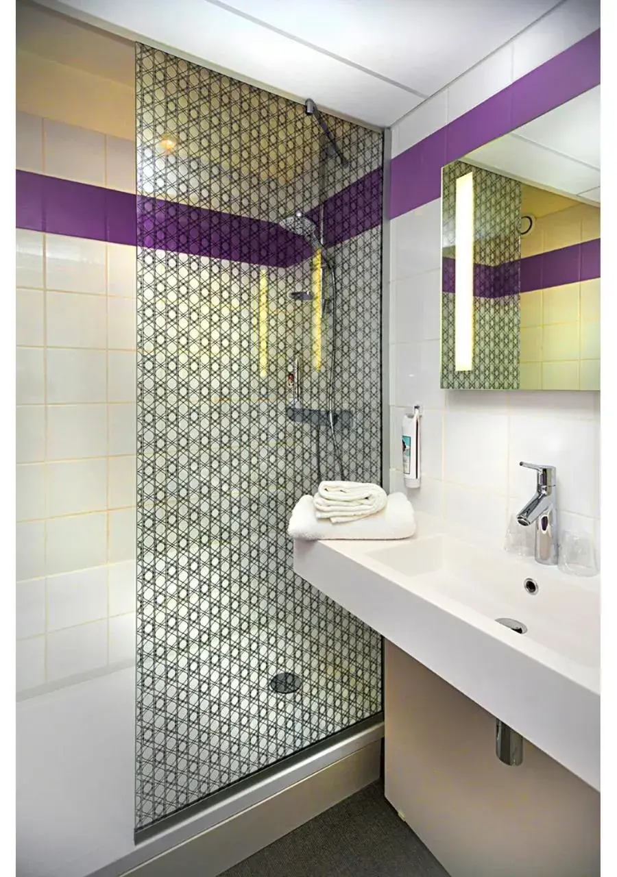 Shower, Bathroom in ibis Styles Strasbourg Stade de la Meinau
