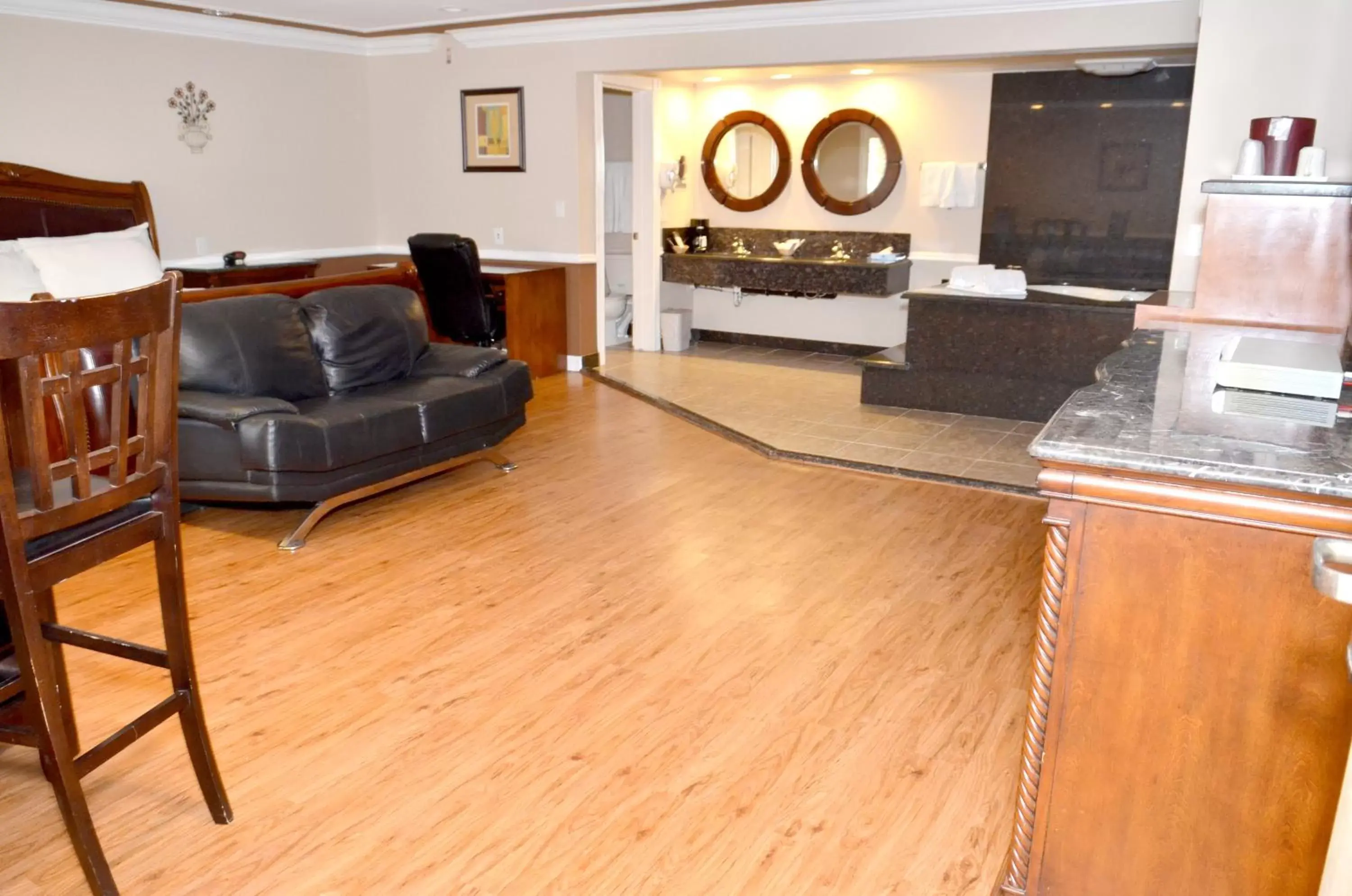 Bedroom, Seating Area in Dynasty Suites Hotel