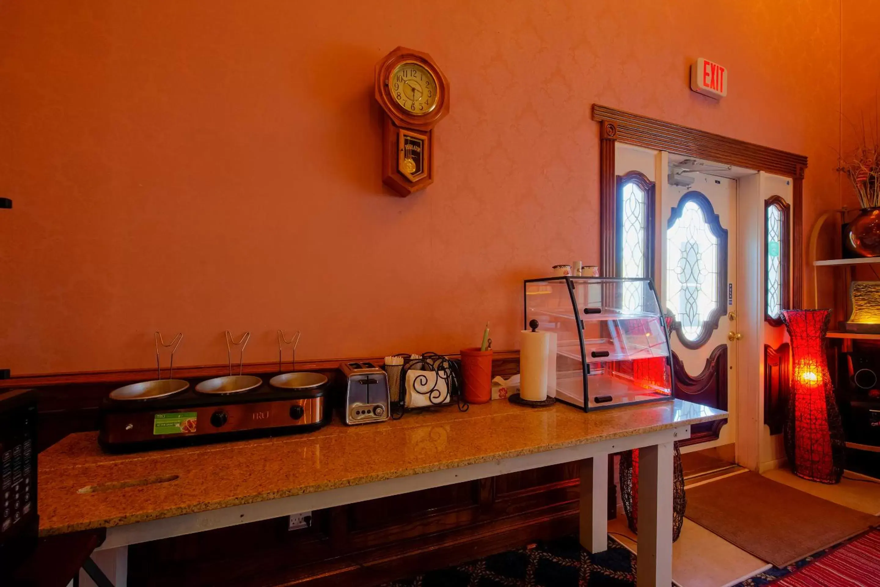 Breakfast, Kitchen/Kitchenette in Hotel O Eureka Springs - Christ of Ozark Area