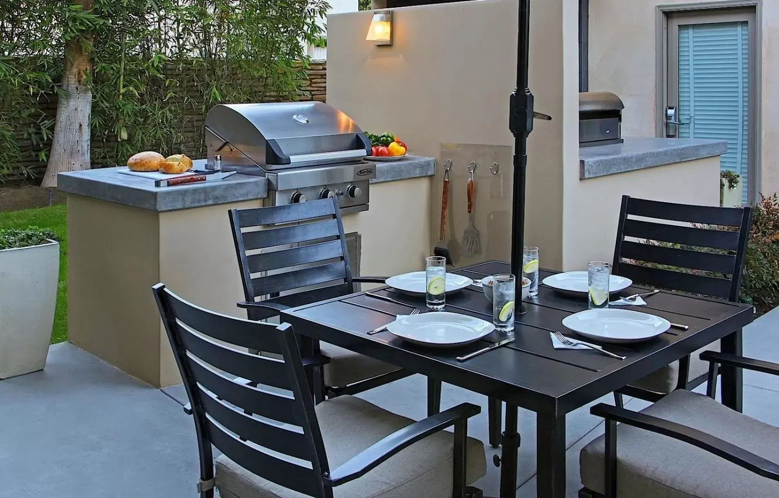 BBQ facilities, Dining Area in 7 Springs Inn & Suites