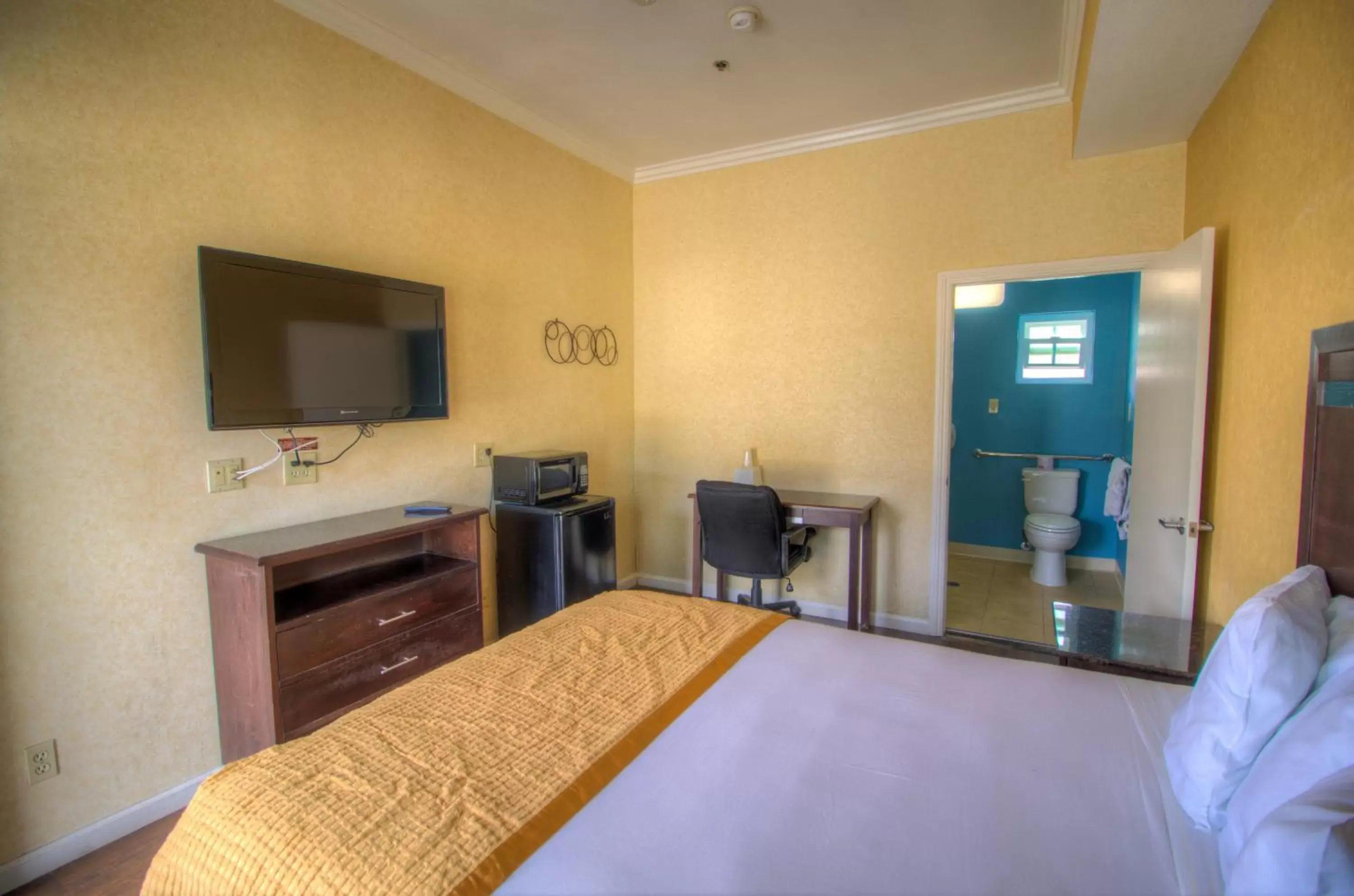 Bed, TV/Entertainment Center in Princess Inn