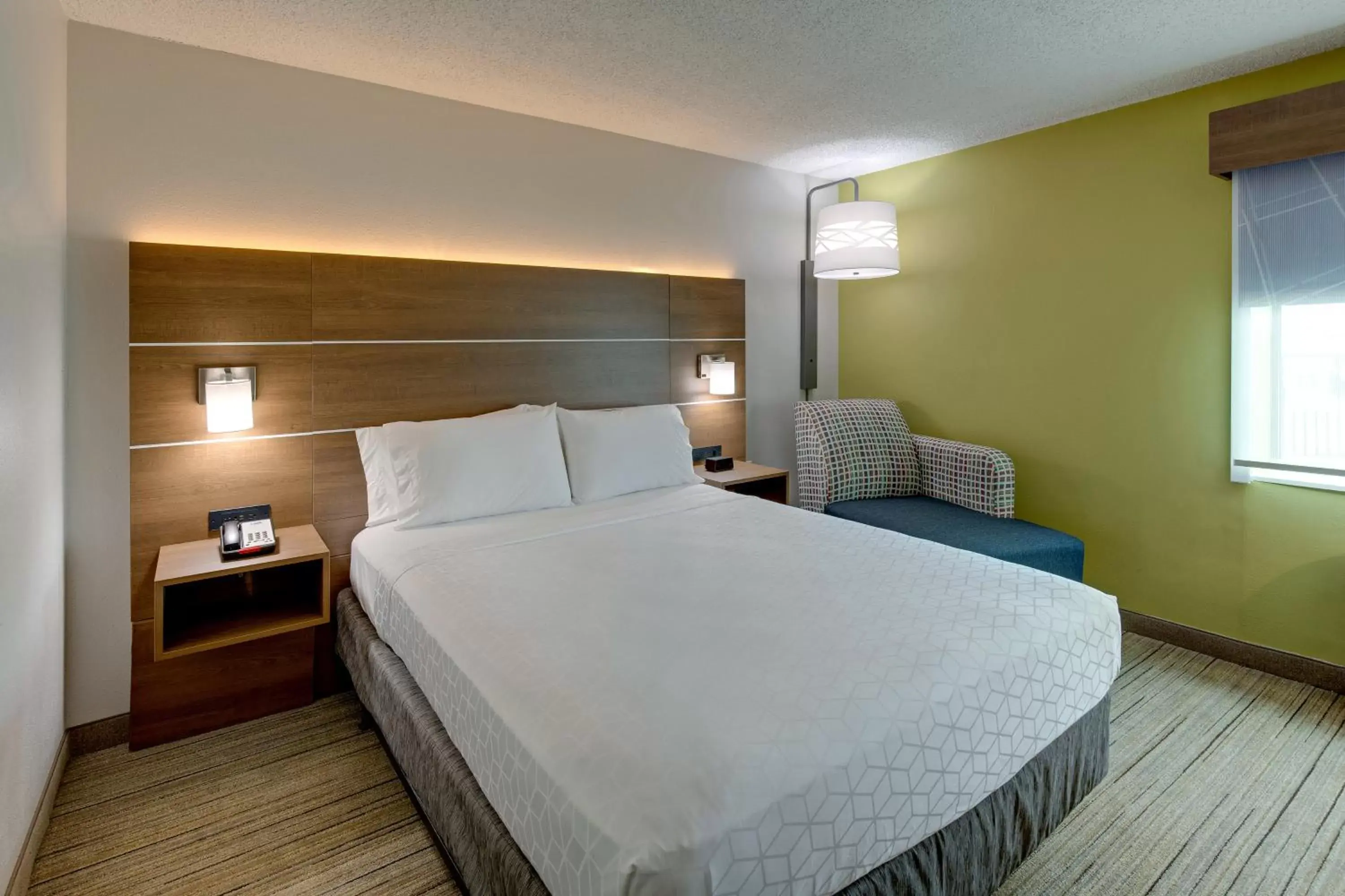 Photo of the whole room, Bed in Holiday Inn Express Nashville W-I40, an IHG Hotel