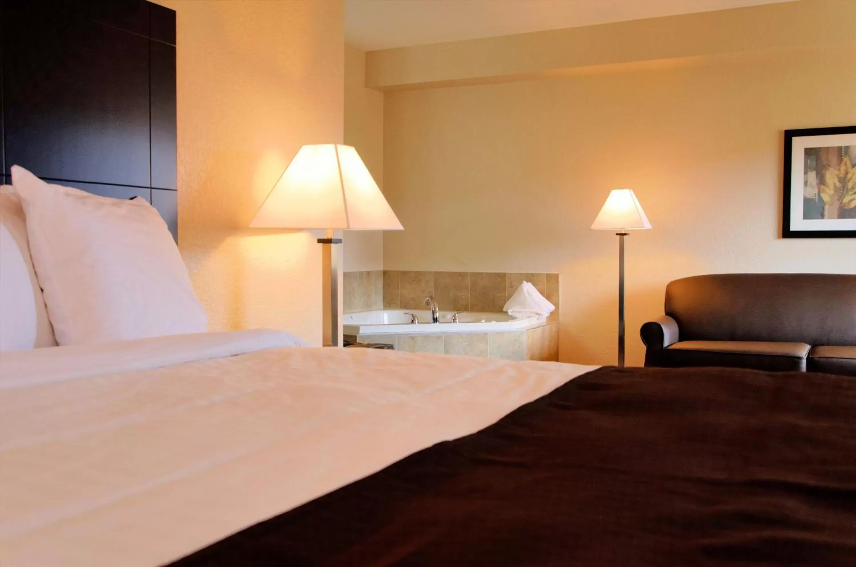 Photo of the whole room, Bed in Cobblestone Inn & Suites - Denison | Oak Ridge