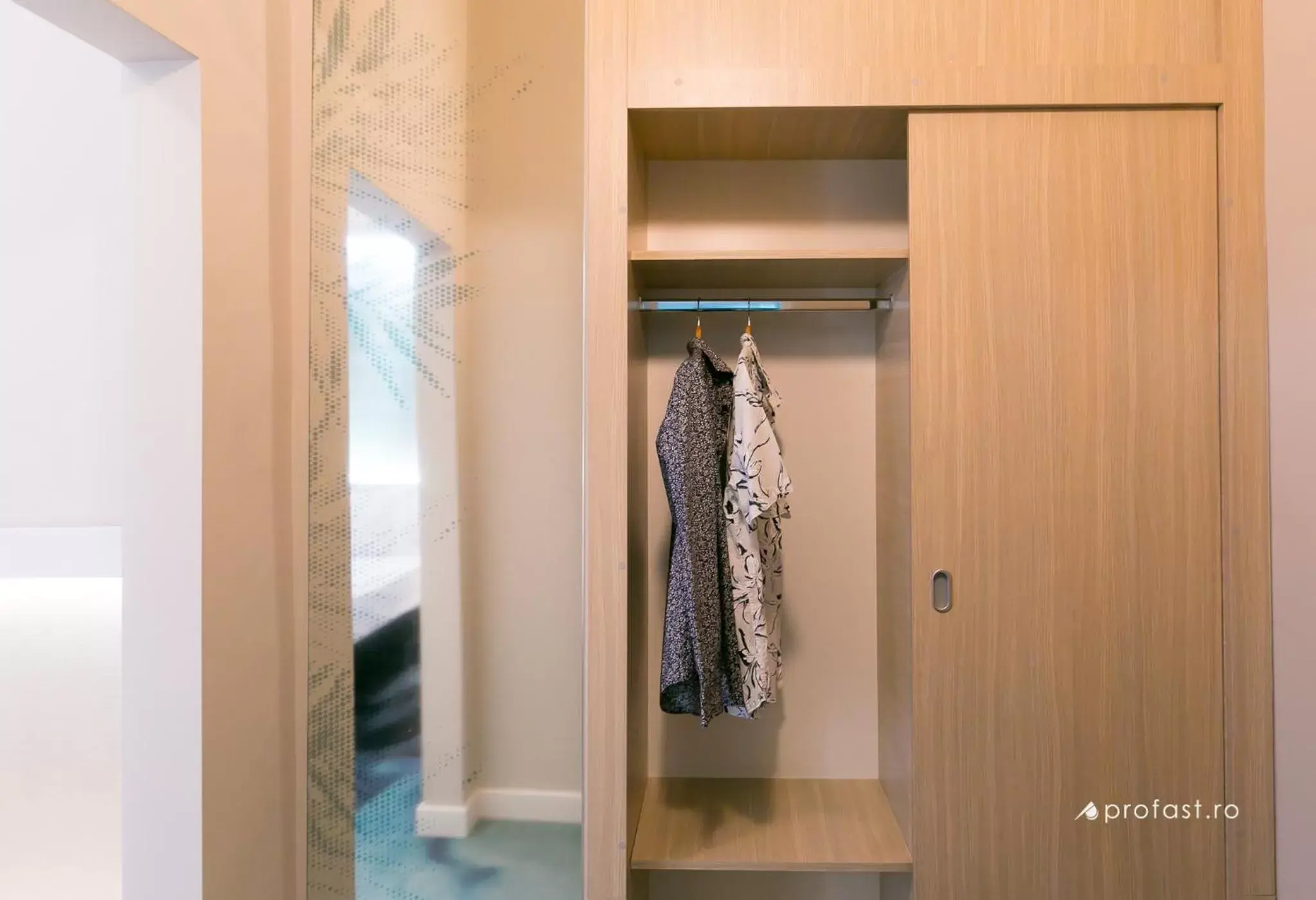 wardrobe in ibis Styles Dunarea Galati