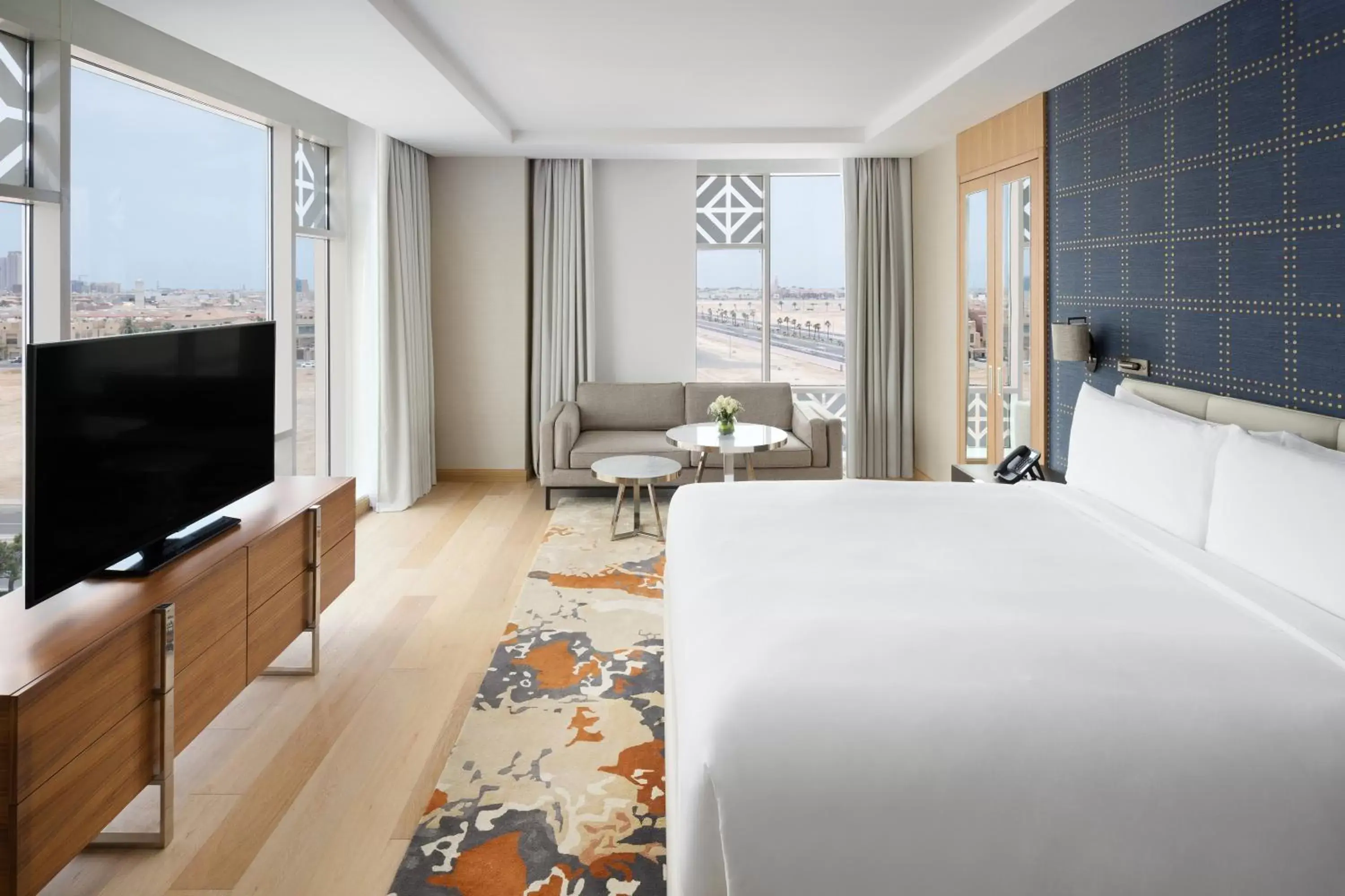 Bed, TV/Entertainment Center in Crowne Plaza - Jeddah Al Salam, an IHG Hotel