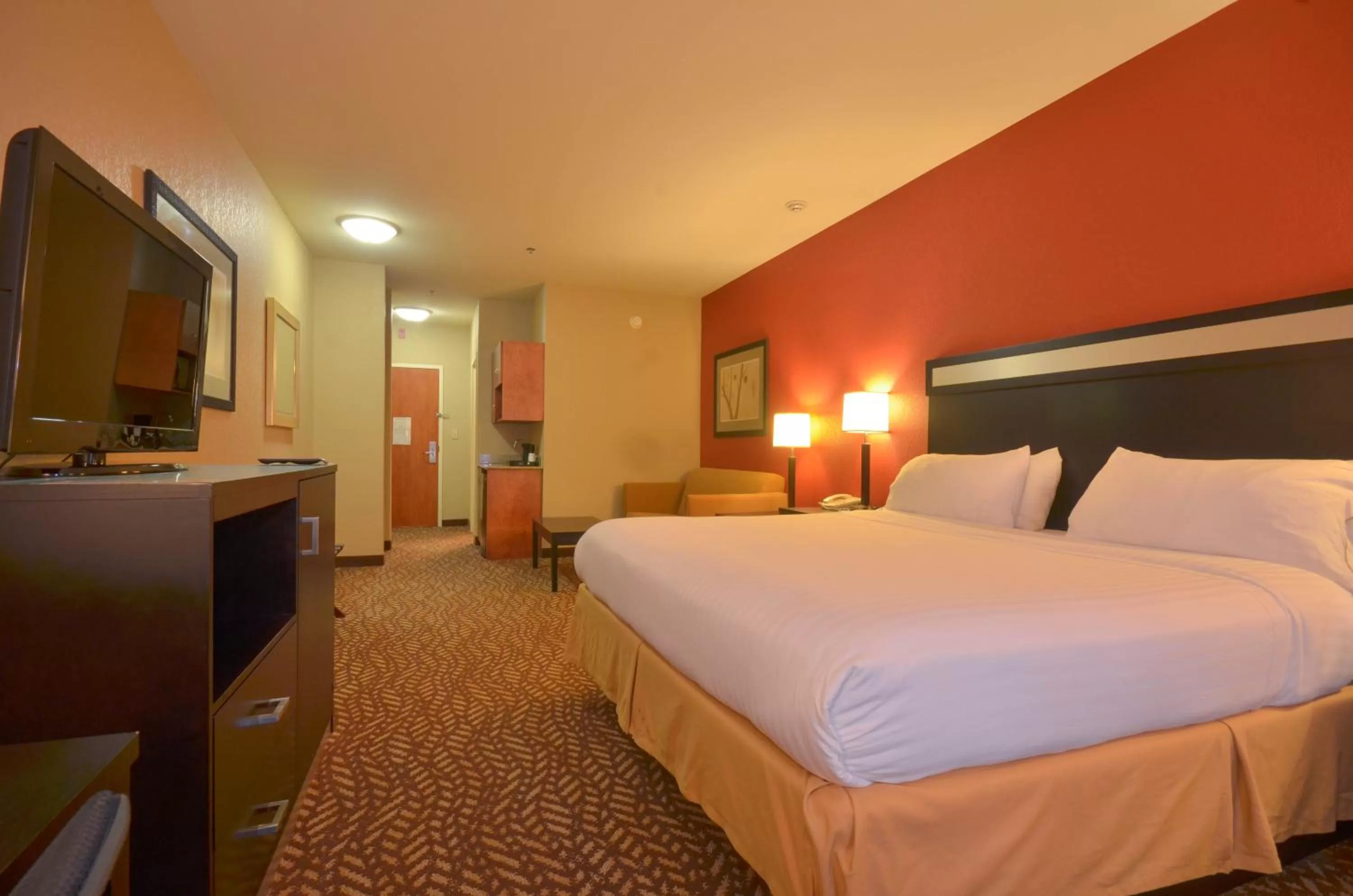 Photo of the whole room, Bed in Holiday Inn Express & Suites Pine Bluff/Pines Mall by IHG