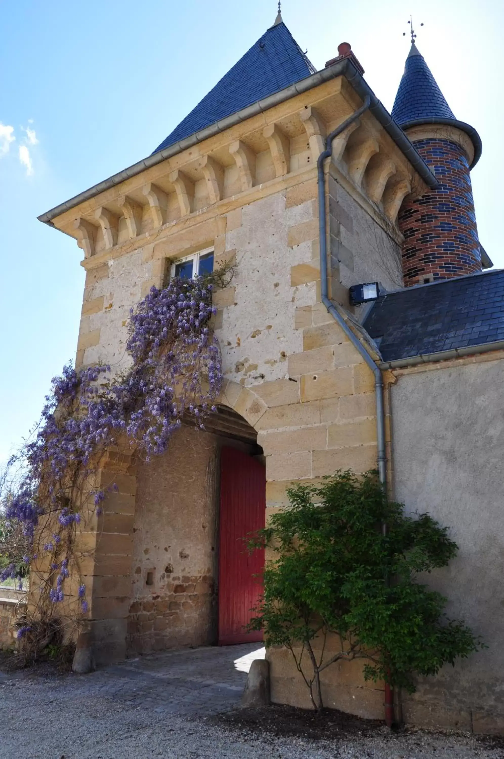 Property Building in Château Origny