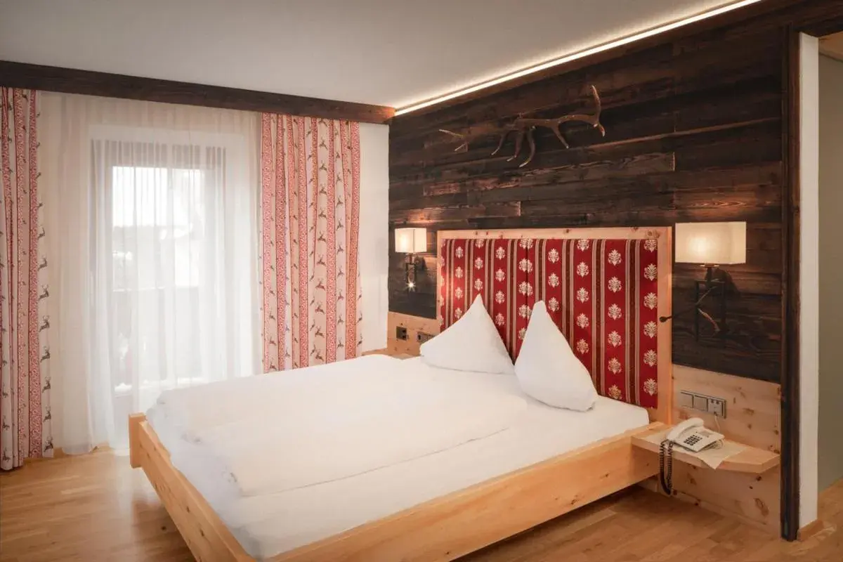Bedroom, Bed in Hotel Alpenstolz